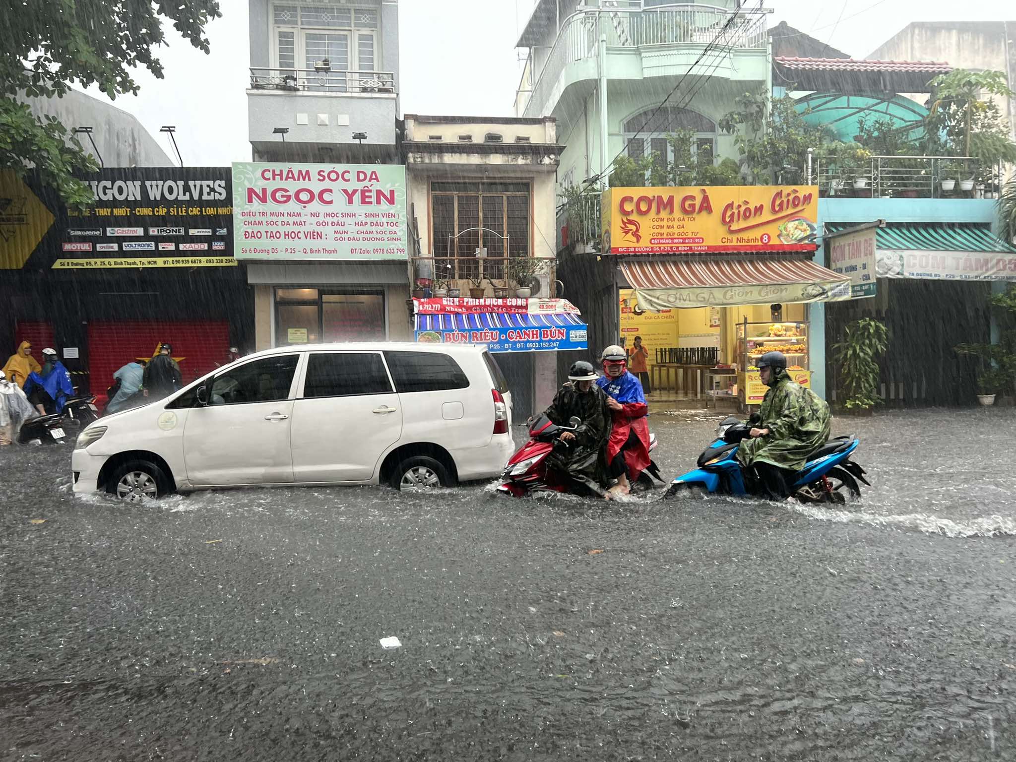 TP.HCM mưa to, sấm sét nhiều nơi: Đường ngập trong 'biển nước'; người dân hạn chế dùng di động- Ảnh 6.