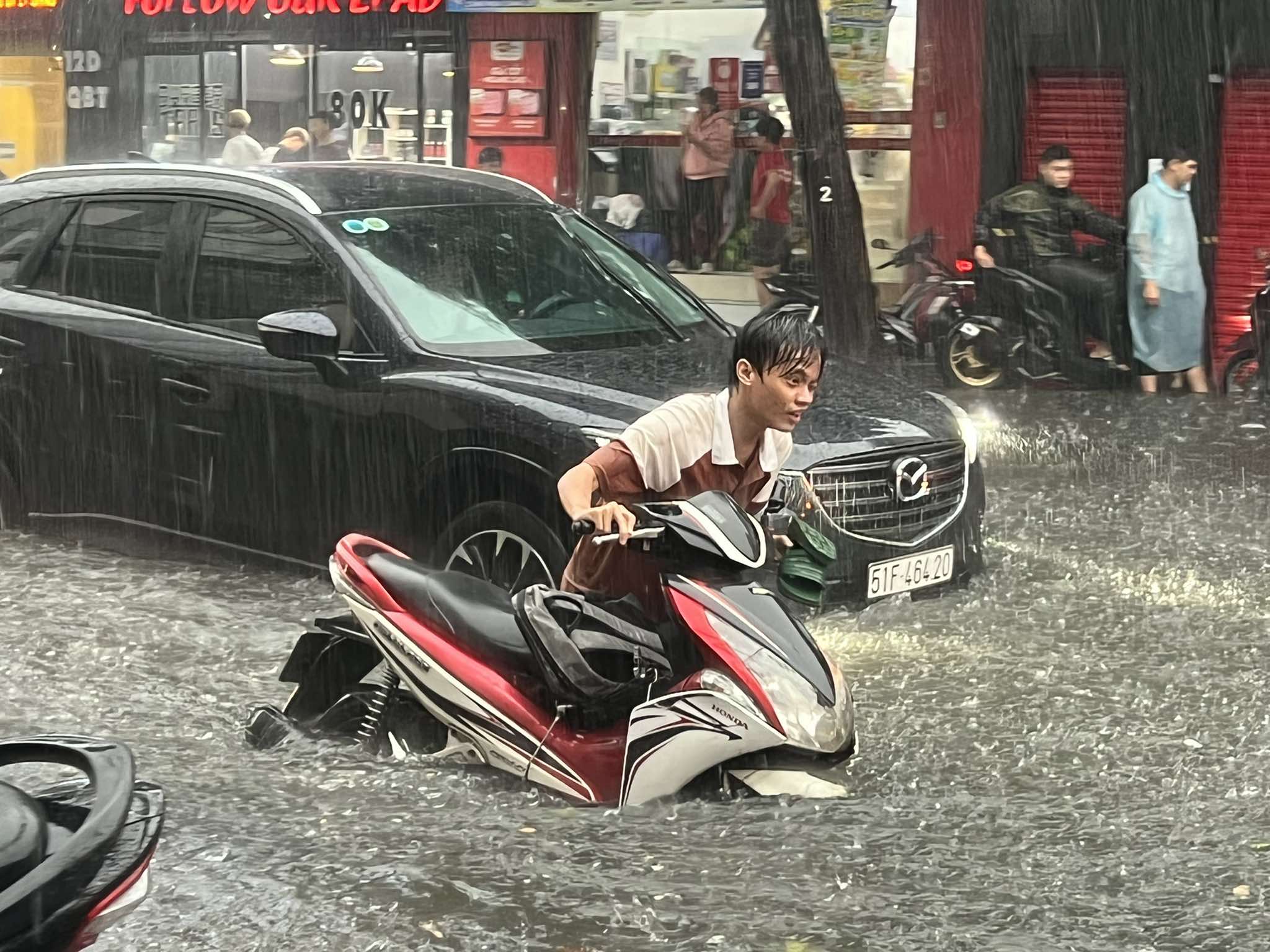 TP.HCM mưa to, sấm sét nhiều nơi: Đường ngập trong 'biển nước'; người dân hạn chế dùng di động- Ảnh 1.