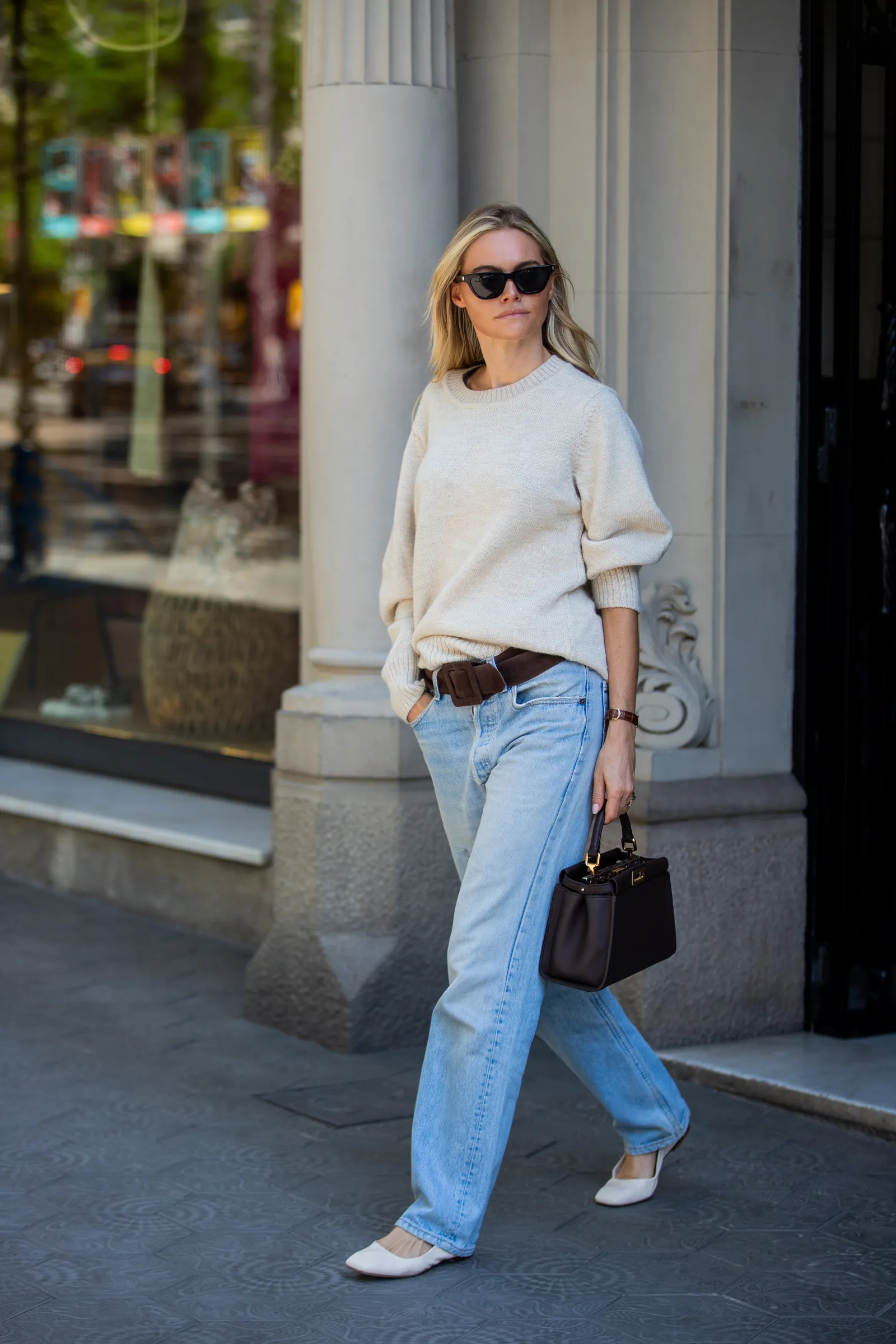 청바지와 스웨터: 패셔너블한 스타일을 위한 가장 필수적인 조합 - 사진 2. Quần jeans, áo len: combo cần thiết nhất để trở nên thời trang- Ảnh 2.
