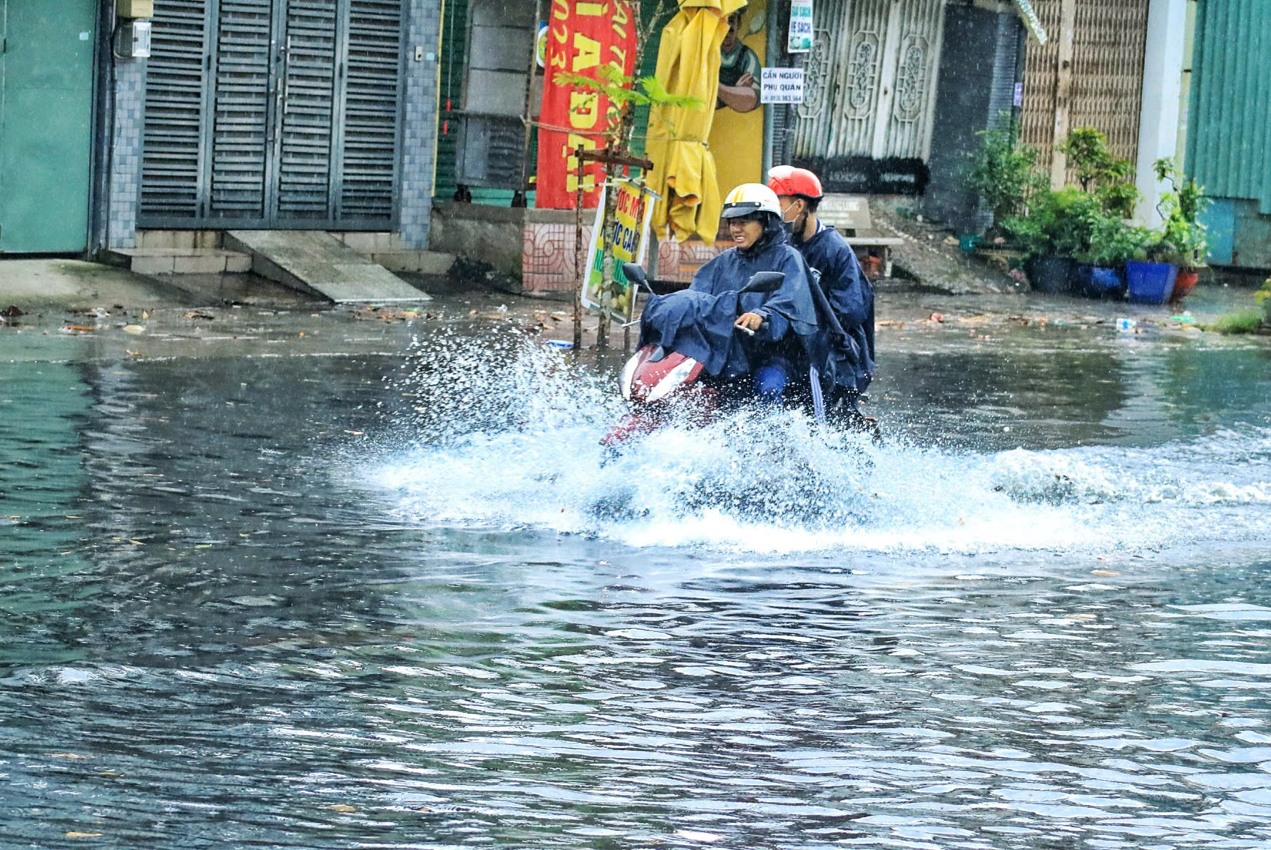 Chiều nay TP.HCM lại mưa: Đường 'thành sông', chợ mênh mông nước- Ảnh 3.