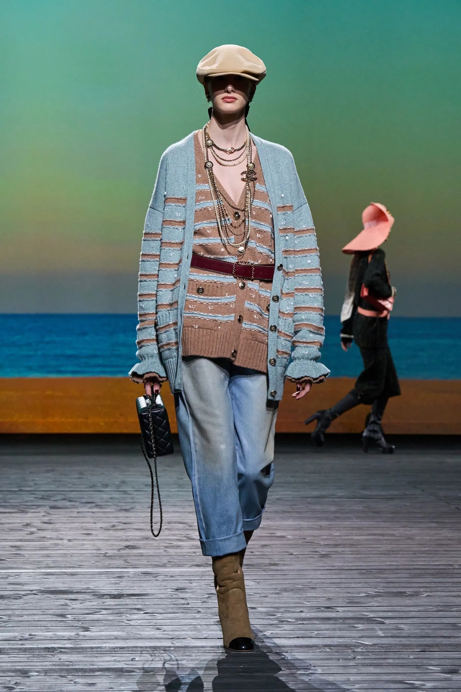 청바지와 스웨터: 패셔너블한 스타일을 위한 가장 필수적인 조합 - 사진 5. Quần jeans, áo len: combo cần thiết nhất để trở nên thời trang- Ảnh 5.