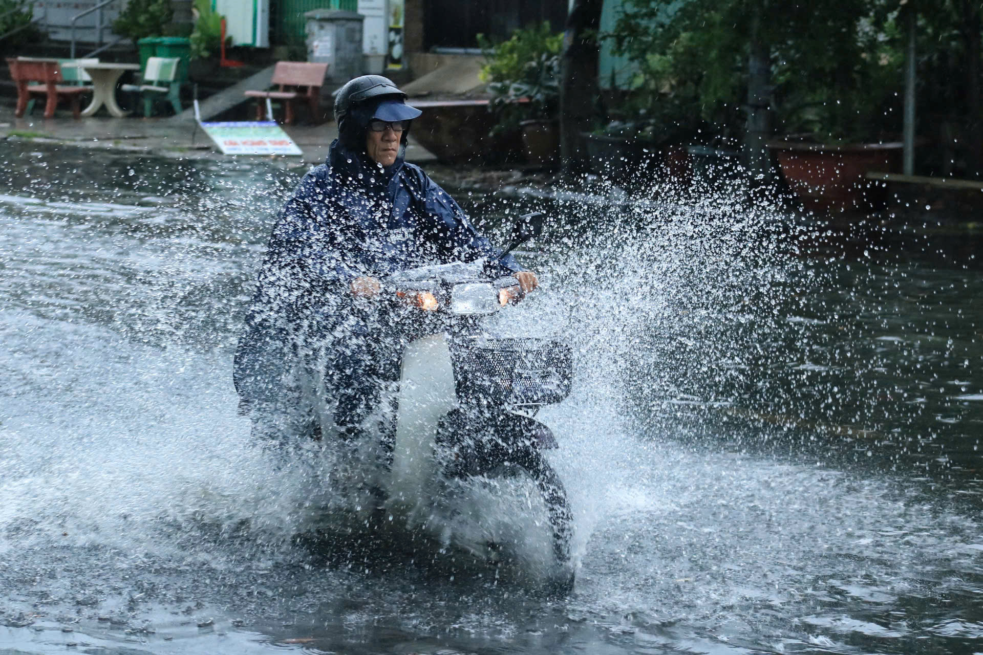 Chiều nay TP.HCM lại mưa: Đường 'thành sông', chợ mênh mông nước- Ảnh 5.