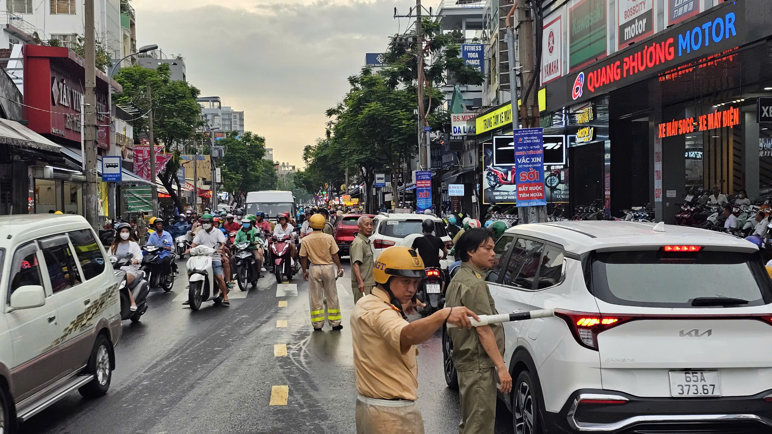 Mưa lớn ở TP.HCM: Hố sâu gần 2 mét xuất hiện trên đường Âu Cơ- Ảnh 2.