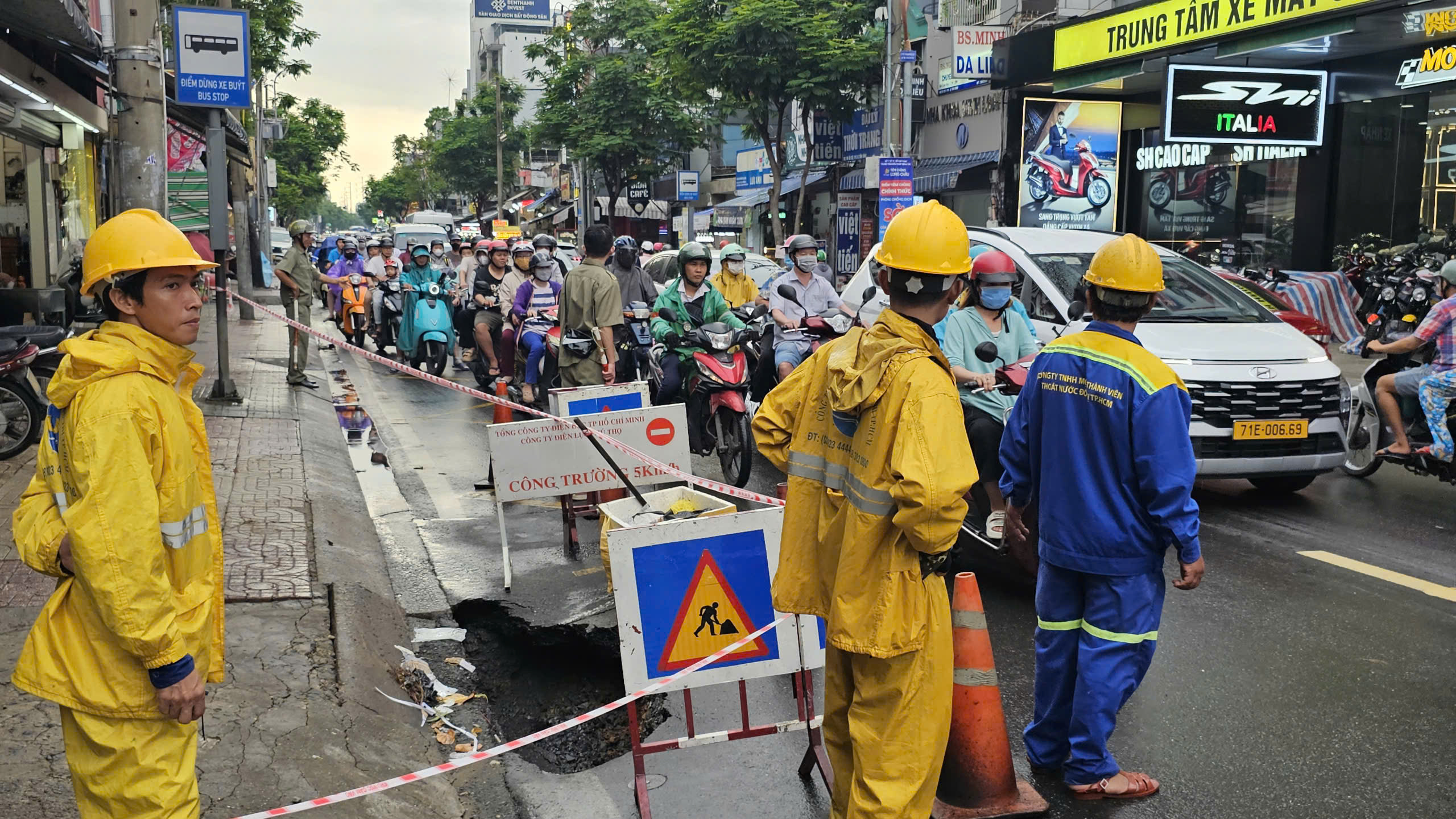 Mưa lớn ở TP.HCM: Hố sâu gần 2 mét xuất hiện trên đường Âu Cơ- Ảnh 1.