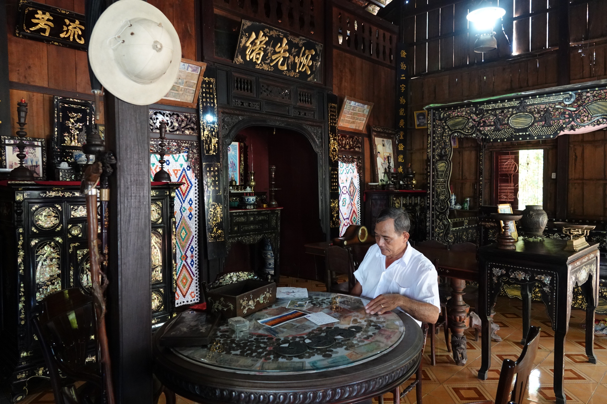 Những ngôi nhà độc nhất miền Tây: Nhà gỗ lưu giữ hàng ngàn đồ cổ quý giá- Ảnh 1. Những ngôi nhà độc nhất miền Tây: Nhà gỗ lưu giữ hàng ngàn đồ cổ quý giá- Ảnh 1.