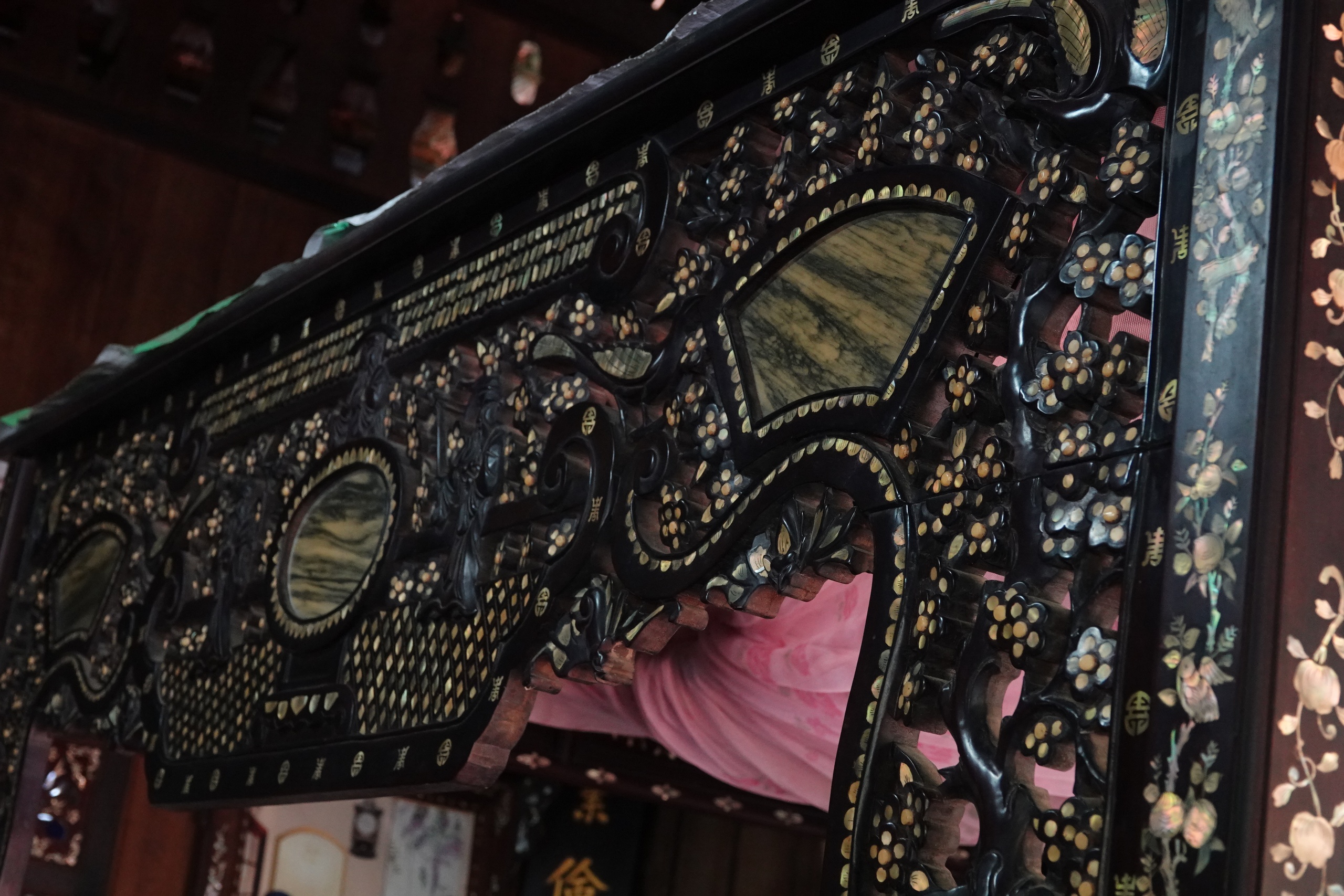 Những ngôi nhà độc nhất miền Tây: Nhà gỗ lưu giữ hàng ngàn đồ cổ quý giá- Ảnh 3. Những ngôi nhà độc nhất miền Tây: Nhà gỗ lưu giữ hàng ngàn đồ cổ quý giá- Ảnh 3.