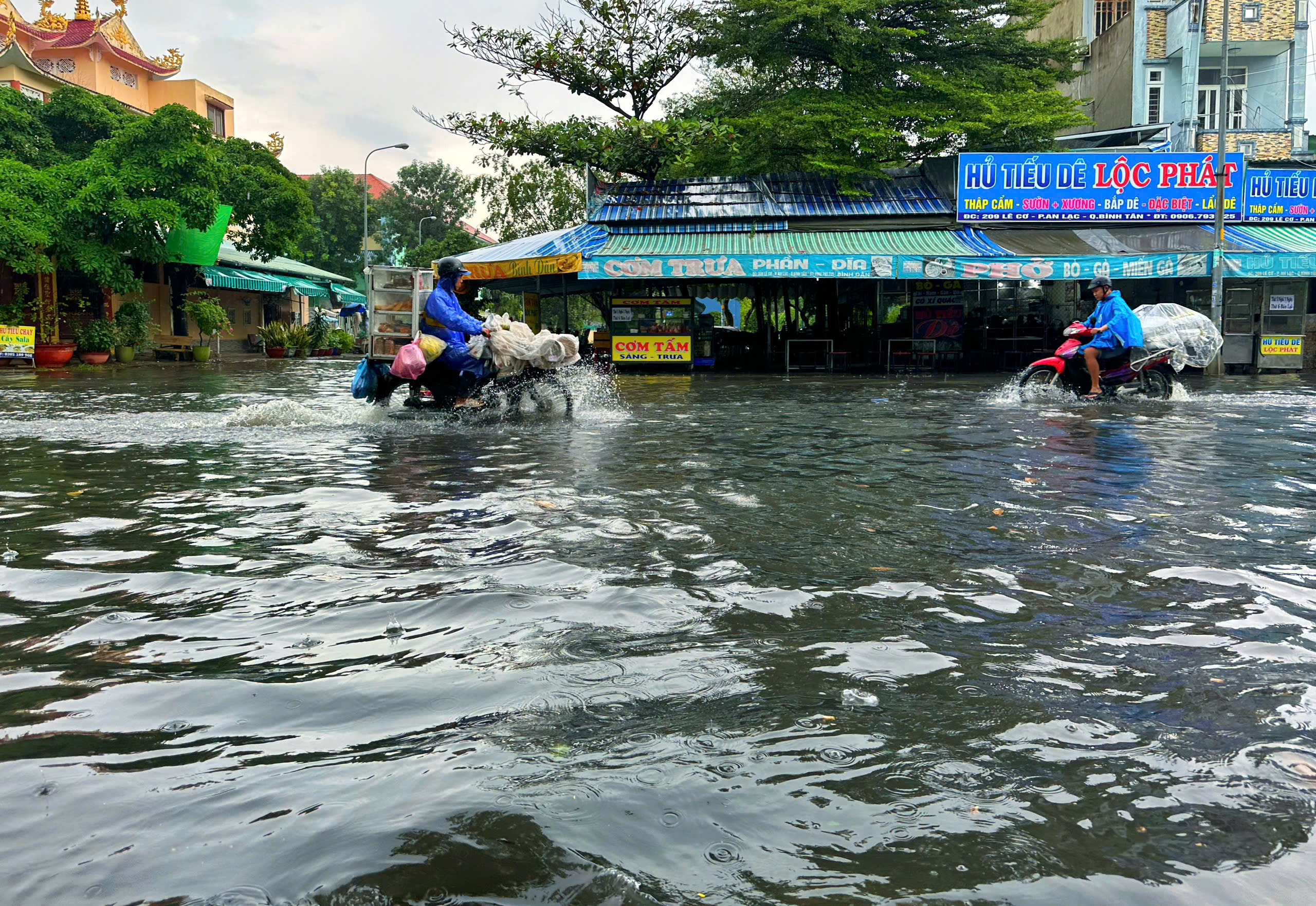 Chiều nay TP.HCM lại mưa: Đường 'thành sông', chợ mênh mông nước- Ảnh 1.