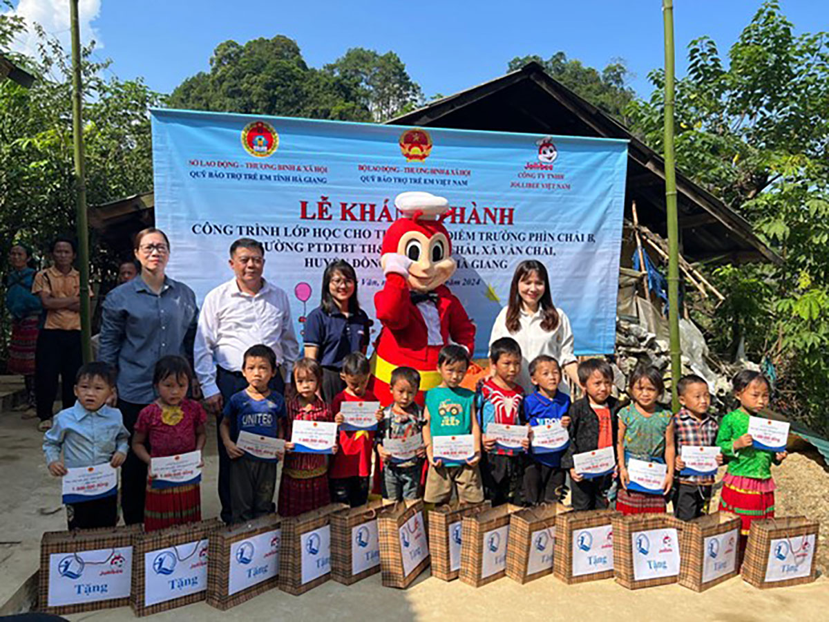 'Triệu Yêu Thương, Tiếp Bước Em Đến Trường': Jollibee Việt Nam lan tỏa 1 triệu yêu thương- Ảnh 3. 'Triệu Yêu Thương, Tiếp Bước Em Đến Trường': Jollibee Việt Nam lan tỏa 1 triệu yêu thương- Ảnh 3.