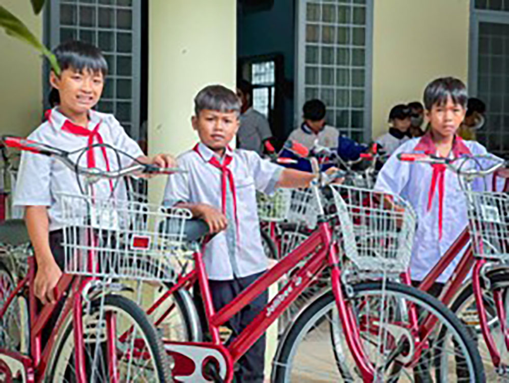 'Triệu Yêu Thương, Tiếp Bước Em Đến Trường': Jollibee Việt Nam lan tỏa 1 triệu yêu thương- Ảnh 4. 'Triệu Yêu Thương, Tiếp Bước Em Đến Trường': Jollibee Việt Nam lan tỏa 1 triệu yêu thương- Ảnh 4.