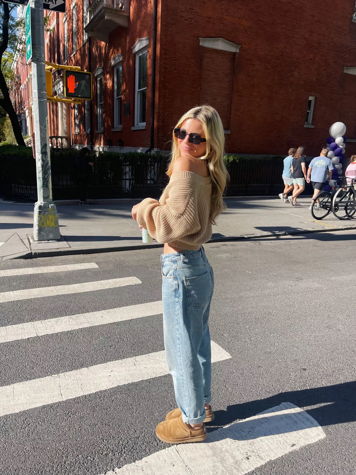 청바지와 스웨터: 패셔너블한 스타일을 위한 가장 필수적인 조합 - 사진 3. Quần jeans, áo len: combo cần thiết nhất để trở nên thời trang- Ảnh 3.