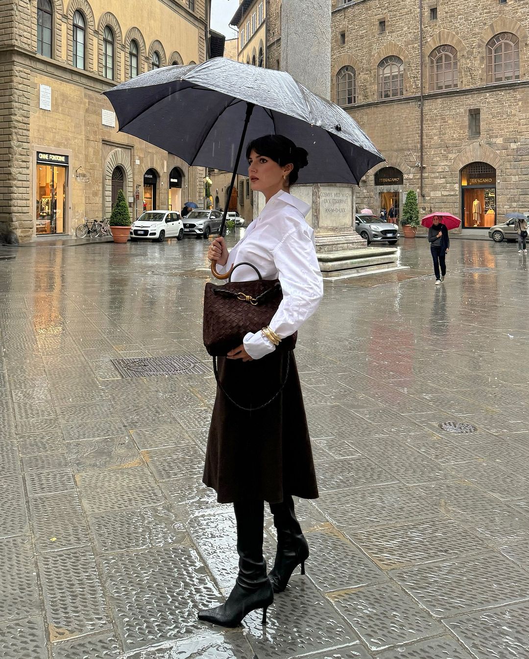 Midi sukně a jednoduché, ale krásné zimní kombinace - Foto 2. Chân váy midi và những bản phối mùa đông giản đơn nhưng đẹp 'đỉnh'- Ảnh 2.