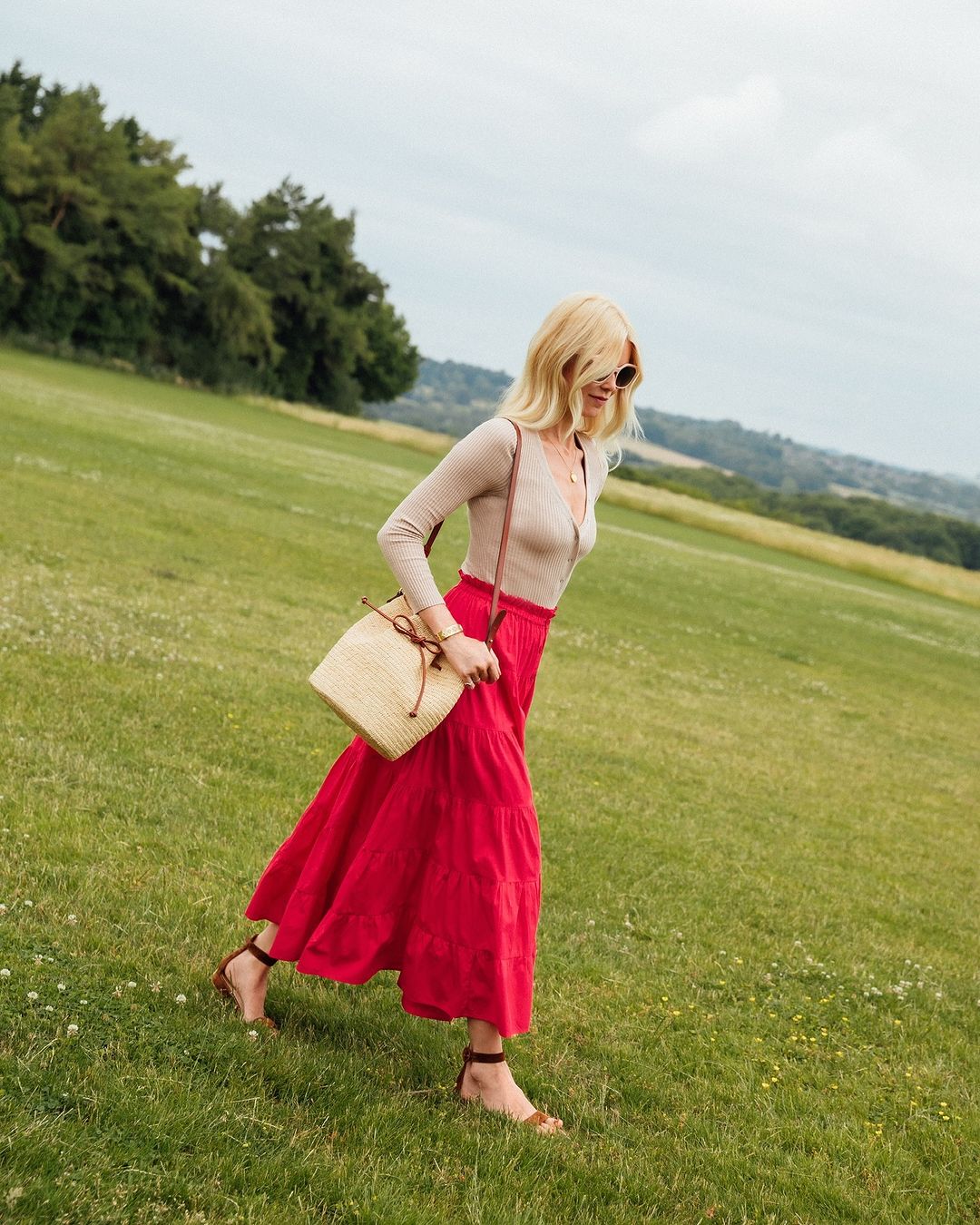 Midi sukně a jednoduché, ale krásné zimní kombinace - Foto 3. Chân váy midi và những bản phối mùa đông giản đơn nhưng đẹp 'đỉnh'- Ảnh 3.