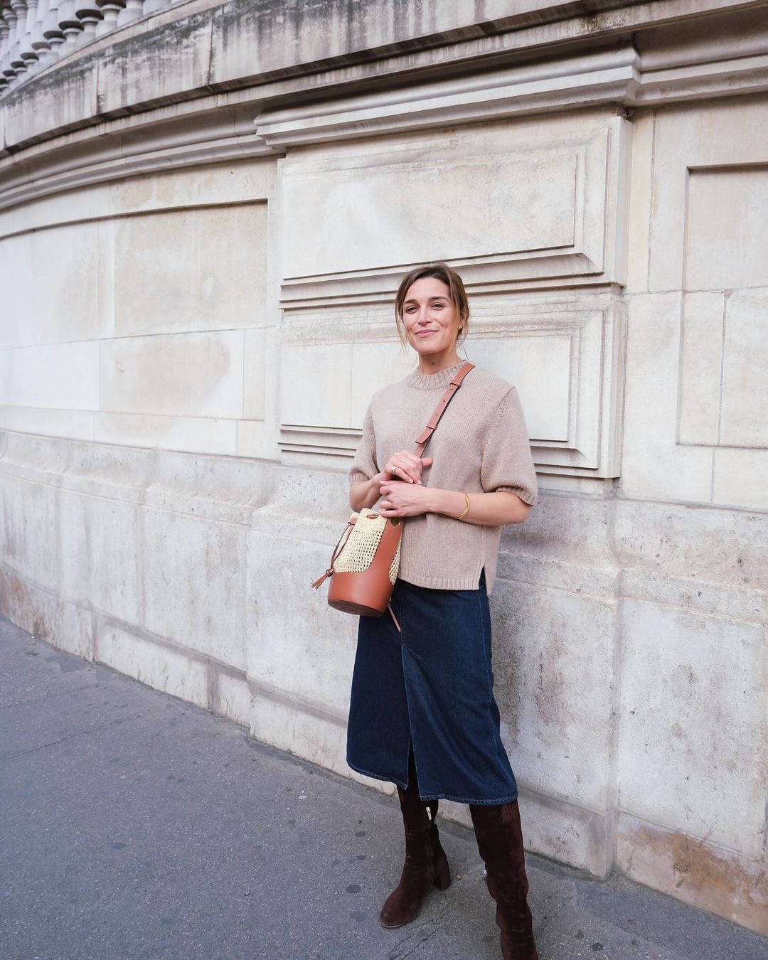 Midi sukně a jednoduché, ale krásné zimní kombinace - Foto 4. Chân váy midi và những bản phối mùa đông giản đơn nhưng đẹp 'đỉnh'- Ảnh 4.