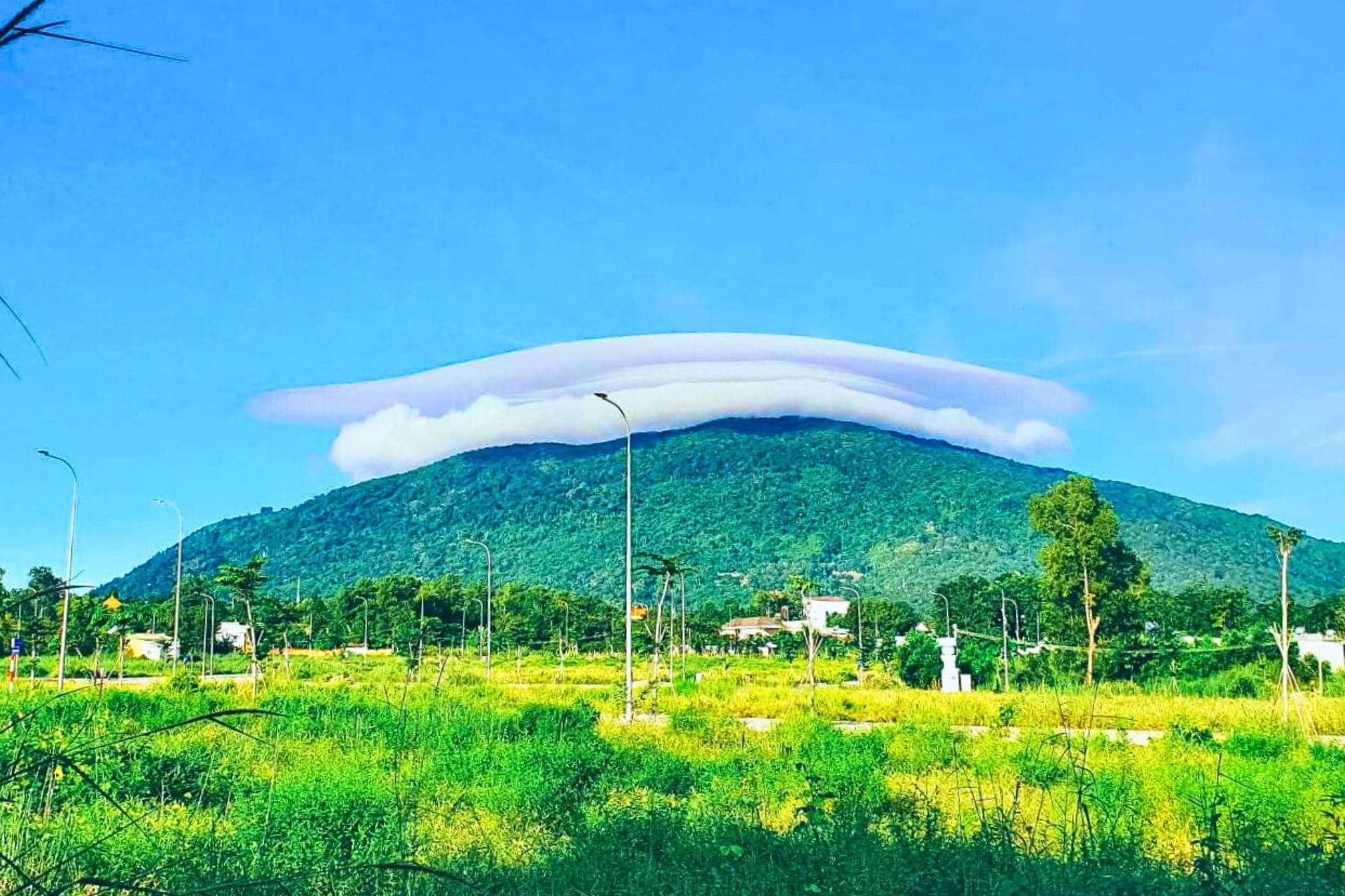 Xem nhanh 12h: Xúc động buổi chia tay thầy hiệu trưởng | ‘Mây đĩa bay’ trên đỉnh núi Chứa Chan- Ảnh 1.