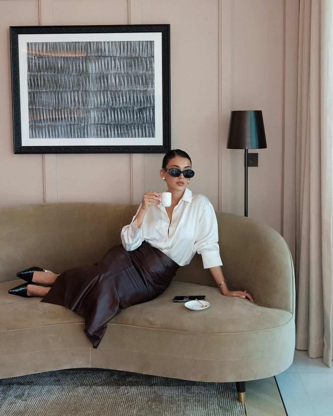 Midi sukně a jednoduché, ale krásné zimní kombinace - Foto 5. Chân váy midi và những bản phối mùa đông giản đơn nhưng đẹp 'đỉnh'- Ảnh 5.