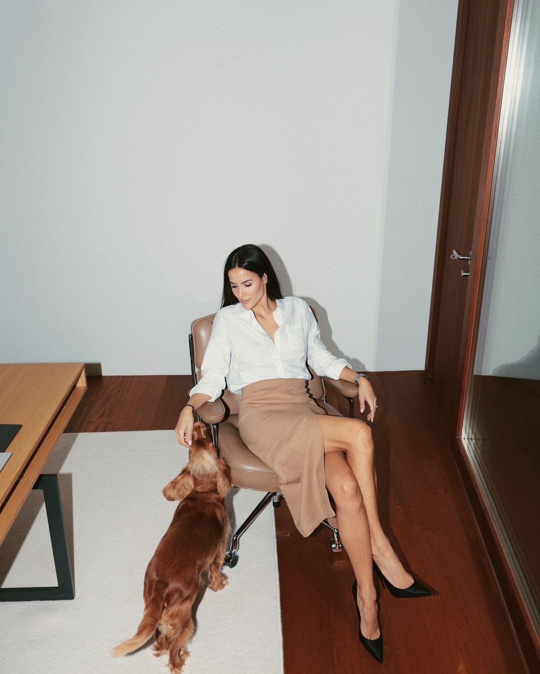 Midi sukně a jednoduché, ale krásné zimní kombinace - Foto 6. Chân váy midi và những bản phối mùa đông giản đơn nhưng đẹp 'đỉnh'- Ảnh 6.