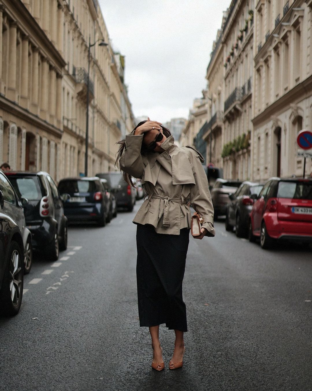 Midi sukně a jednoduché, ale krásné zimní kombinace - Foto 7. Chân váy midi và những bản phối mùa đông giản đơn nhưng đẹp 'đỉnh'- Ảnh 7.