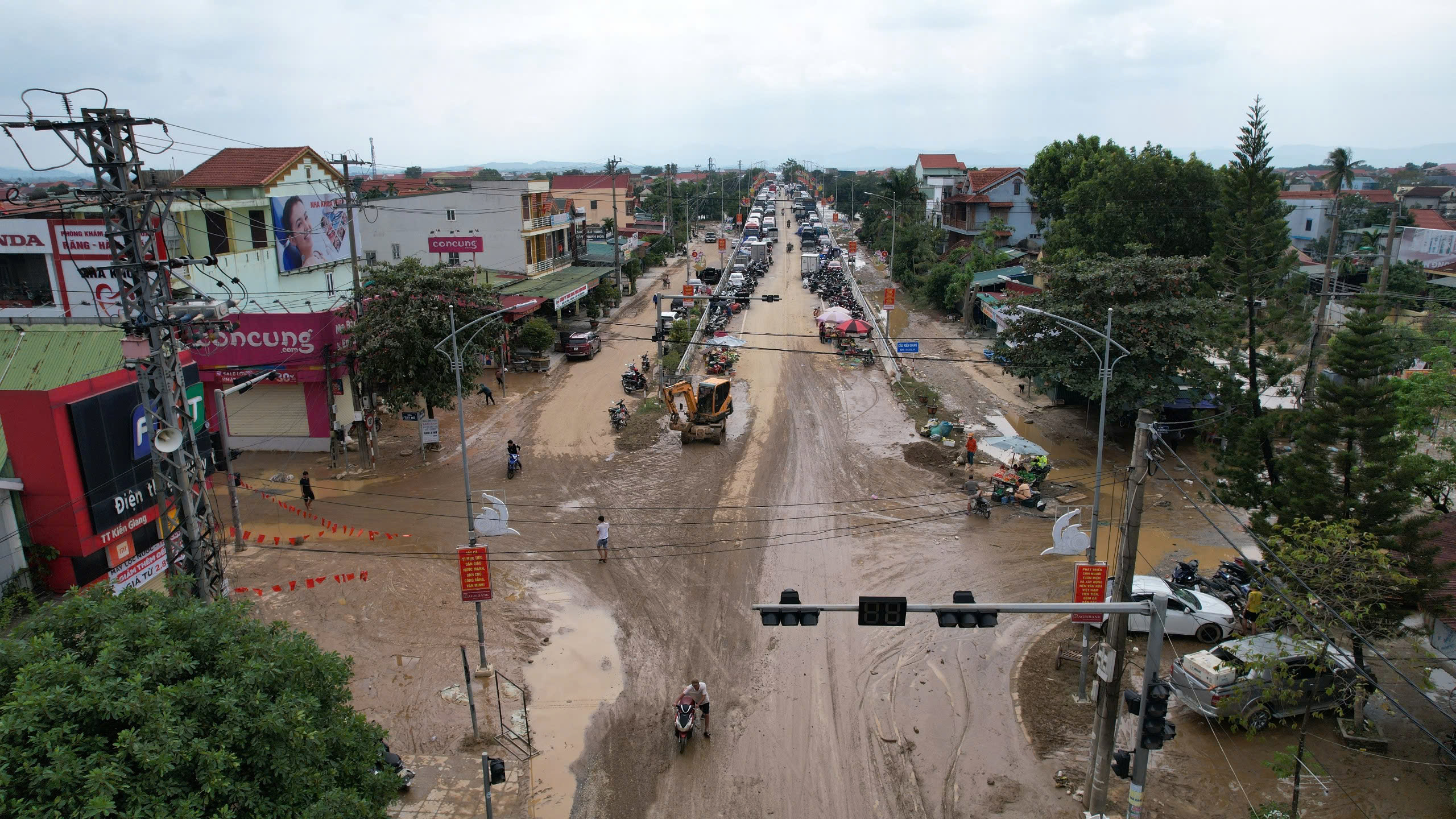 Nước rút, rốn lũ Lệ Thủy bạc màu bùn khi nhìn từ trên cao- Ảnh 1.