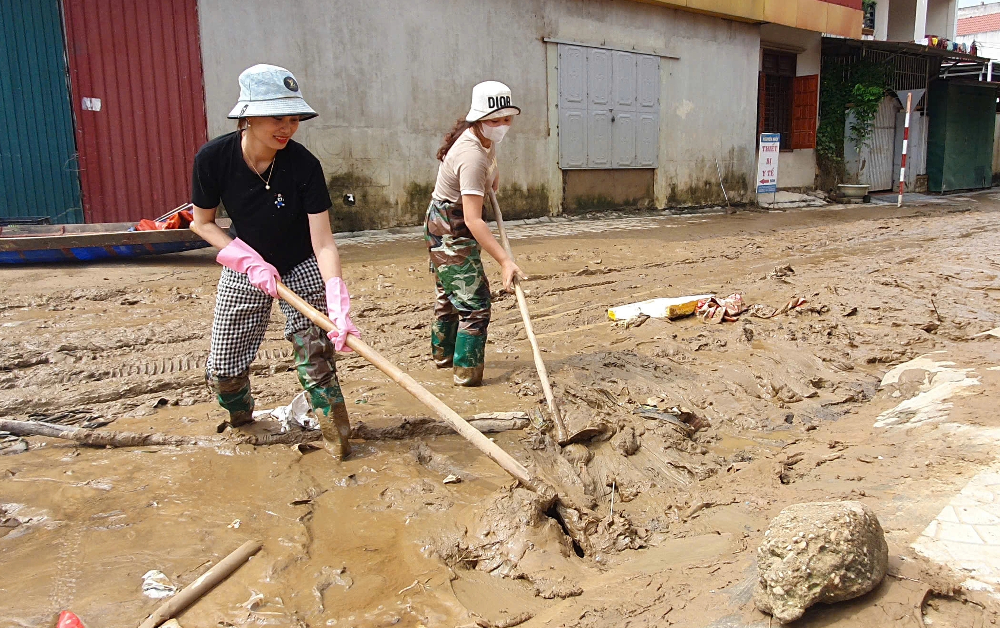 Nước rút, rốn lũ Lệ Thủy bạc màu bùn khi nhìn từ trên cao- Ảnh 2.