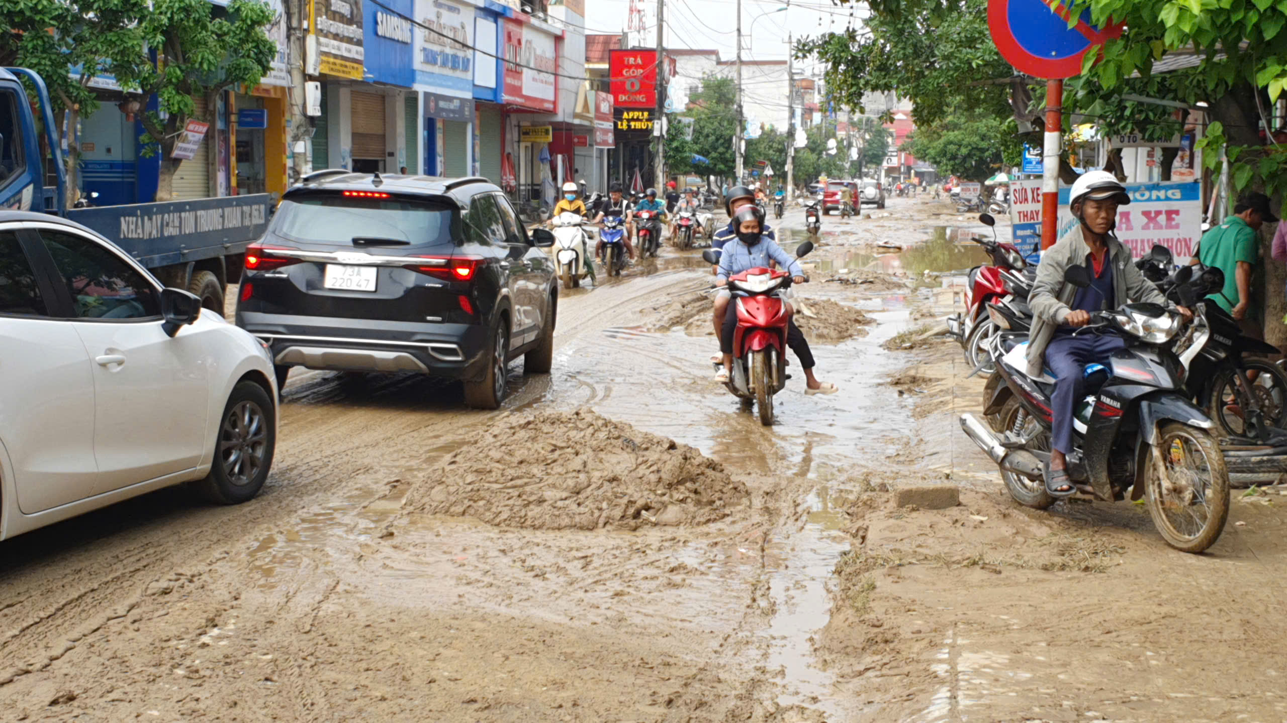 Nước rút, rốn lũ Lệ Thủy bạc màu bùn khi nhìn từ trên cao- Ảnh 5.