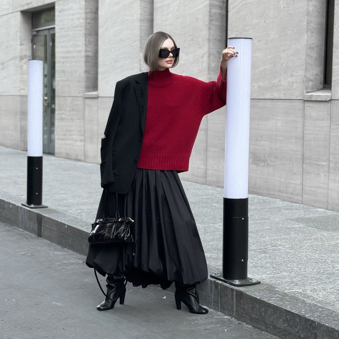 Midi sukně a jednoduché, ale krásné zimní kombinace - Foto 8. Chân váy midi và những bản phối mùa đông giản đơn nhưng đẹp 'đỉnh'- Ảnh 8.