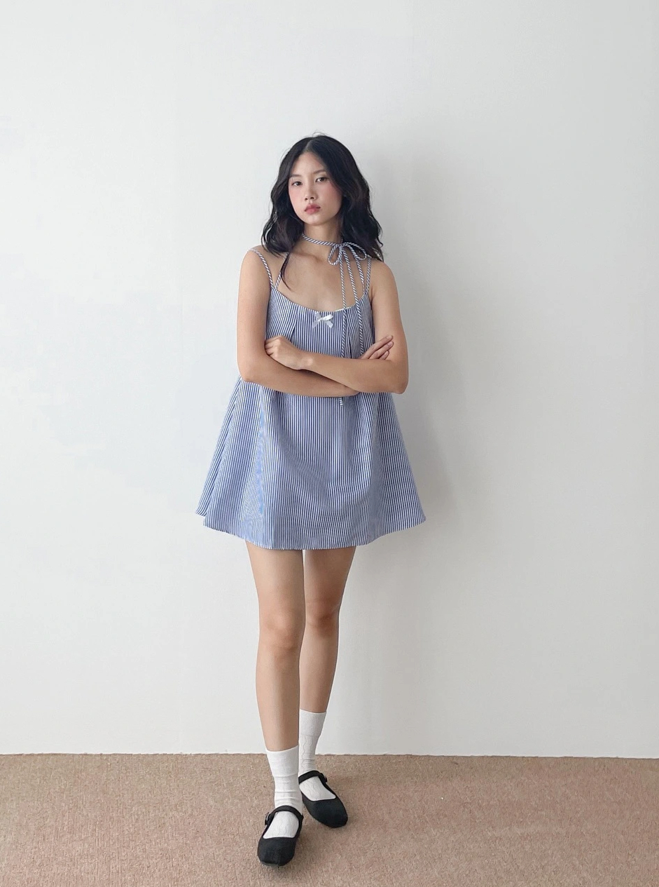 F5 tủ đồ công sở với trang phục kẻ sọc trẻ trung và thanh lịch- Ảnh 1. F5 tủ đồ công sở với trang phục kẻ sọc trẻ trung và thanh lịch- Ảnh 1.