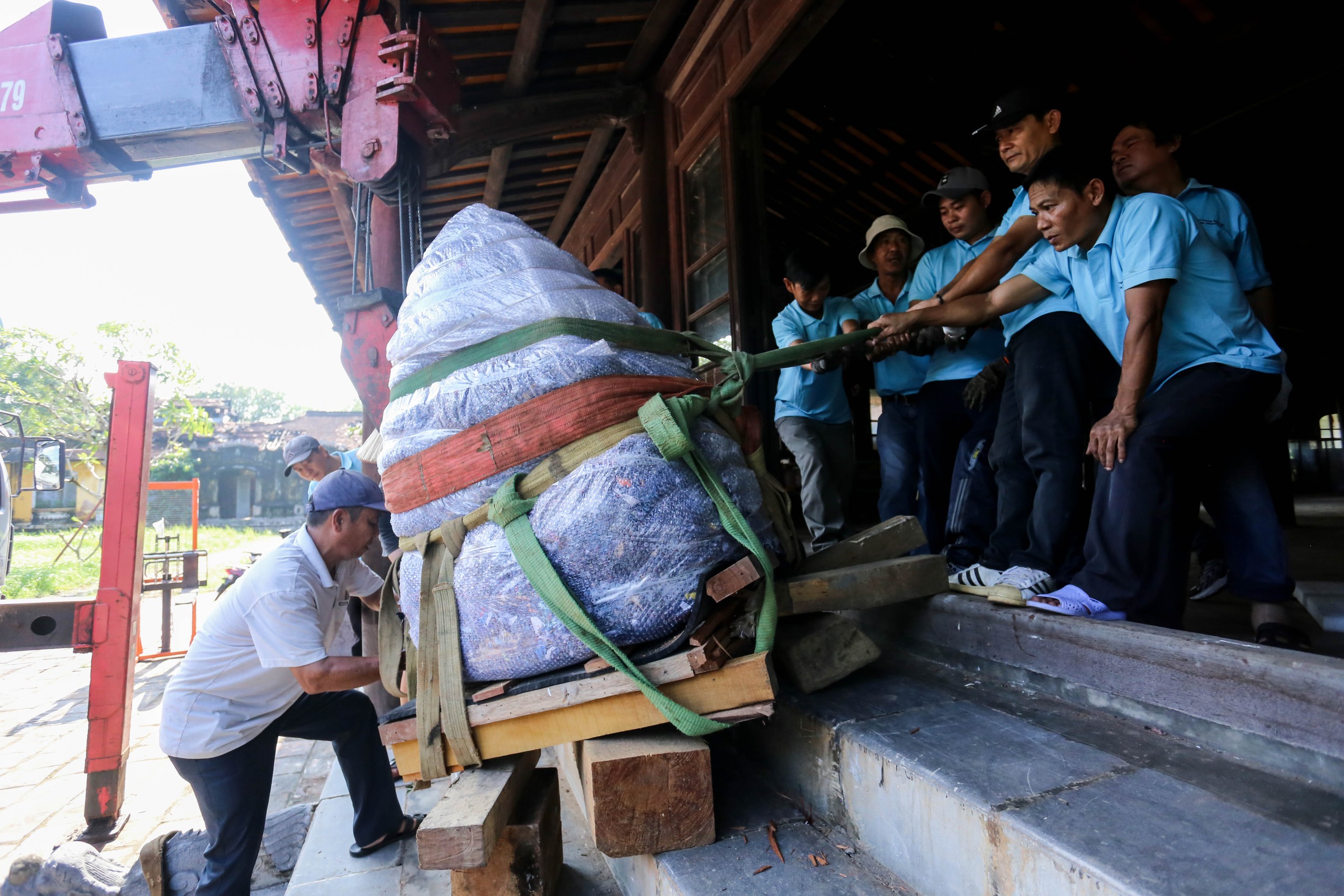 'Hộ tống' bảo vật quốc gia của Bảo tàng Lịch sử Thừa Thiên-Huế về 'nhà' mới- Ảnh 7.