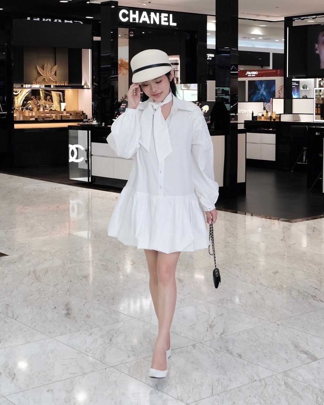 Estilos de vestidos camisa simples, porém elegantes, com bolsos para o escritório - Foto 4. ‘Bỏ túi’ những kiểu đầm sơ mi đơn giản mà sang trọng nơi công sở- Ảnh 4.