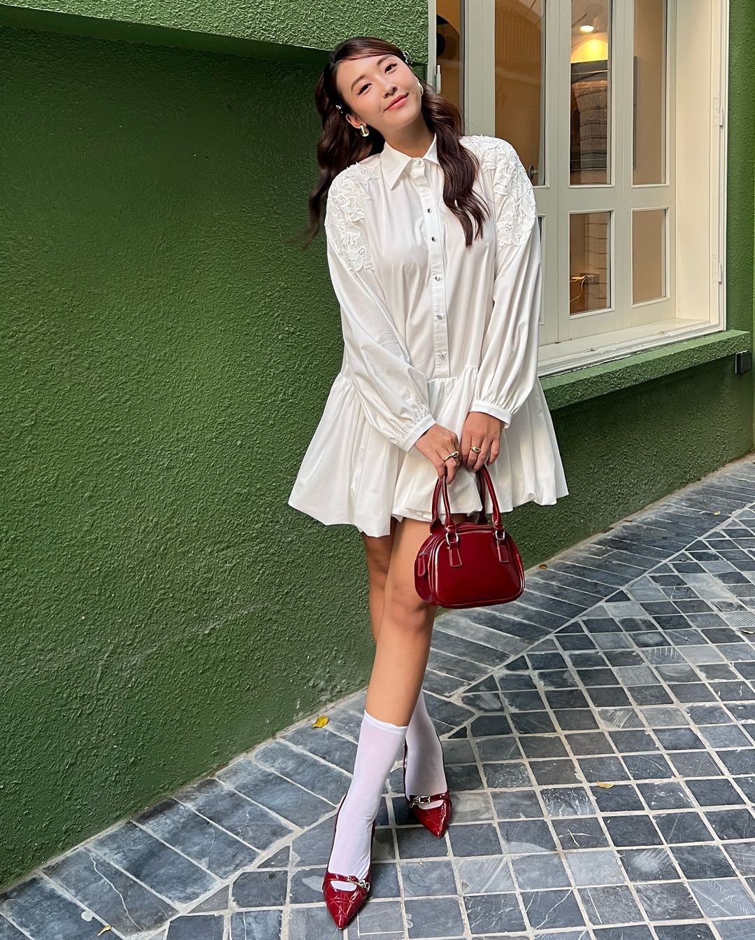 Vestidos camisa estilo 'bolso', simples, porém elegantes, para o escritório - Foto 9. ‘Bỏ túi’ những kiểu đầm sơ mi đơn giản mà sang trọng nơi công sở- Ảnh 9.