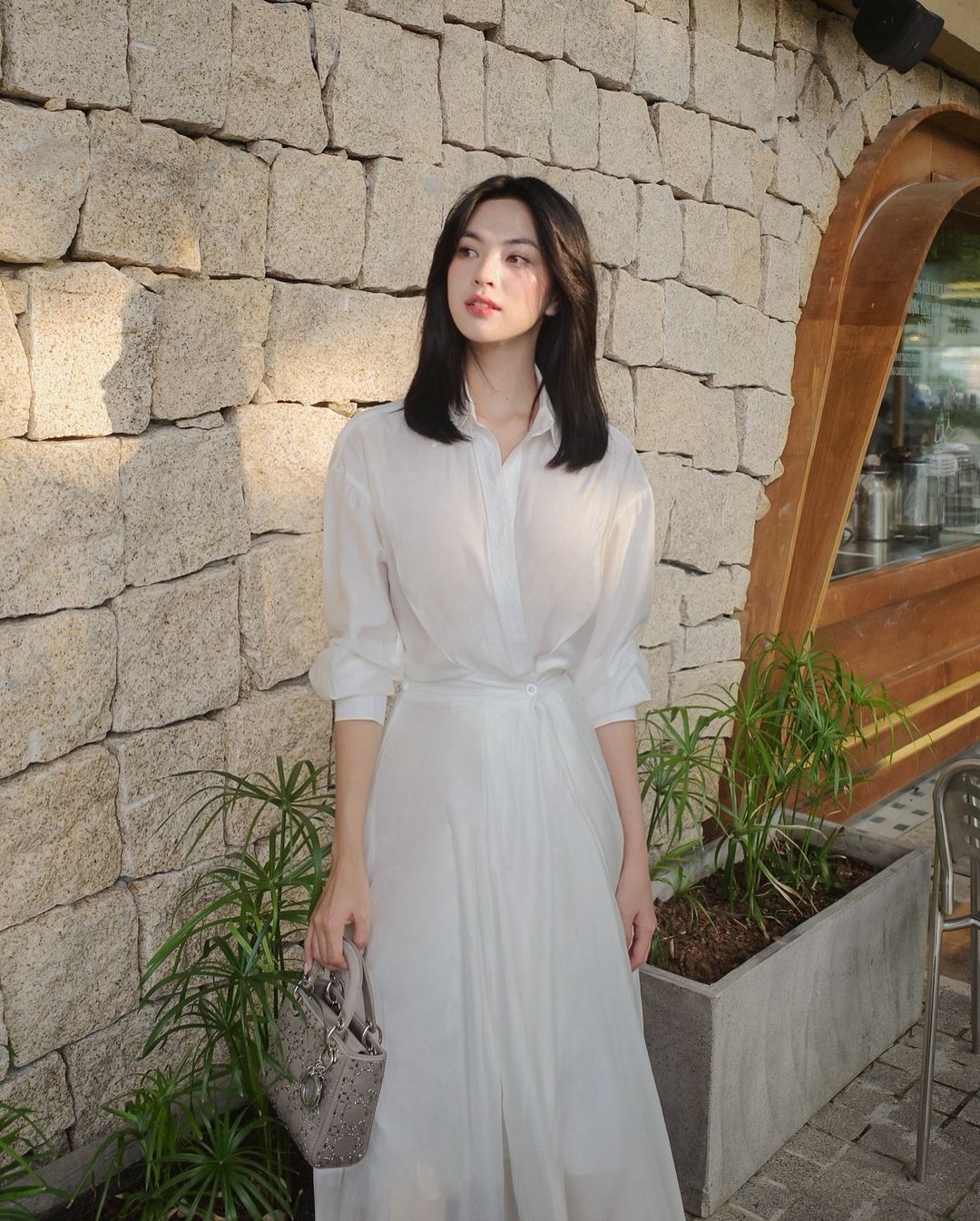 Estilos de vestidos camisa simples, porém elegantes, com bolsos para o escritório - Foto 7. ‘Bỏ túi’ những kiểu đầm sơ mi đơn giản mà sang trọng nơi công sở- Ảnh 7.