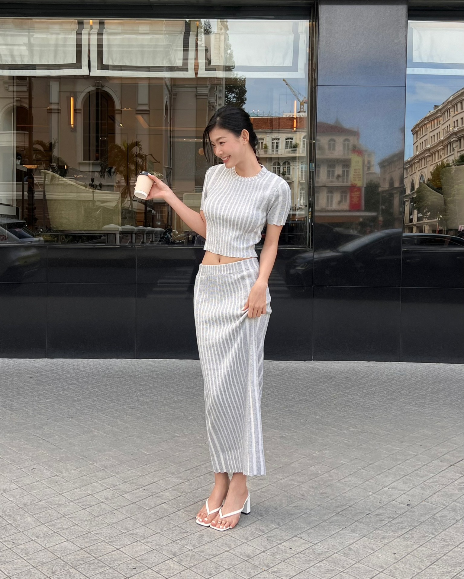 F5 tủ đồ công sở với trang phục kẻ sọc trẻ trung và thanh lịch- Ảnh 9. F5 tủ đồ công sở với trang phục kẻ sọc trẻ trung và thanh lịch- Ảnh 9.