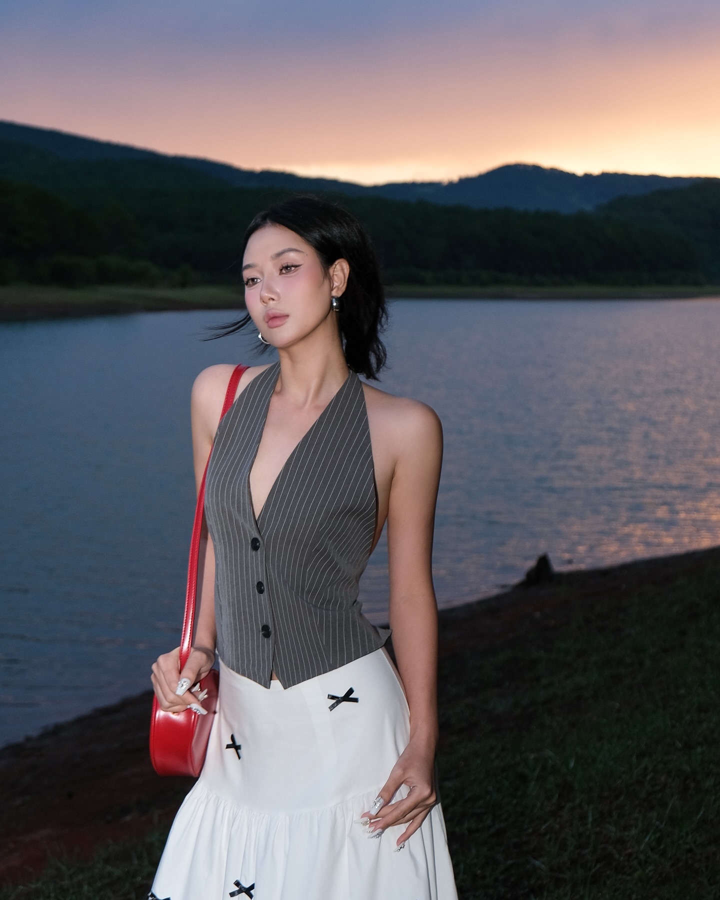 F5 tủ đồ công sở với trang phục kẻ sọc trẻ trung và thanh lịch- Ảnh 6. F5 tủ đồ công sở với trang phục kẻ sọc trẻ trung và thanh lịch- Ảnh 6.