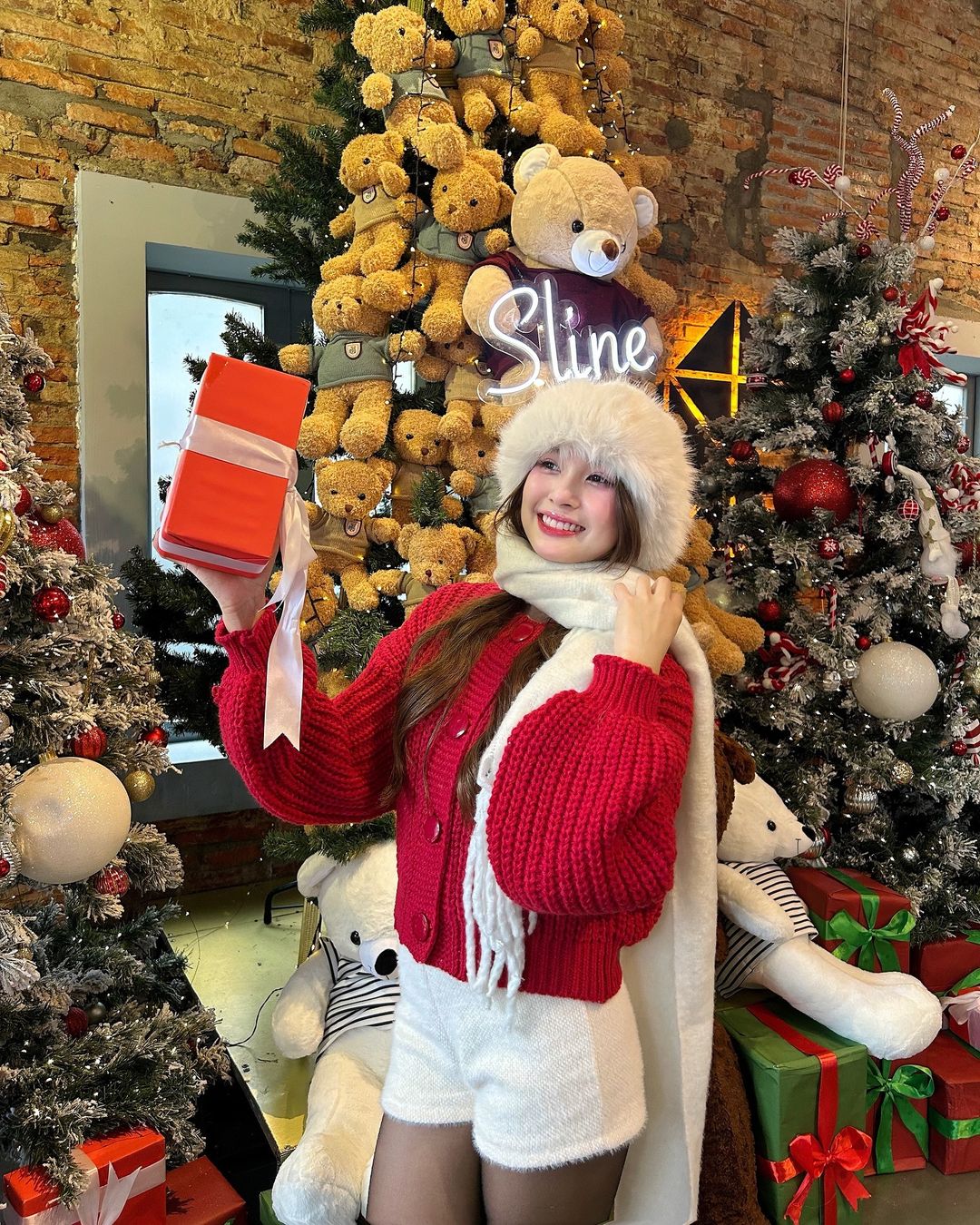 Šátky, nepostradatelný doplněk v zimě - Foto 1. Khăn quàng cổ, phụ kiện không thể thiếu khi vào đông- Ảnh 1.