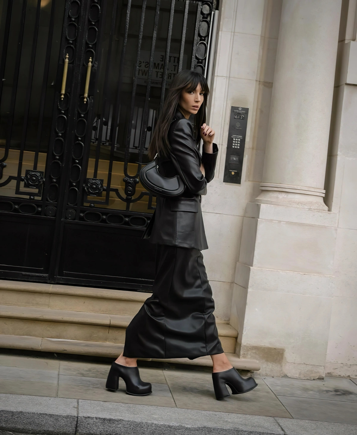 Nadčasový styl s černými zimními šaty - Foto 1. Phong cách vượt thời gian với chiếc váy dài mùa đông màu đen- Ảnh 1.