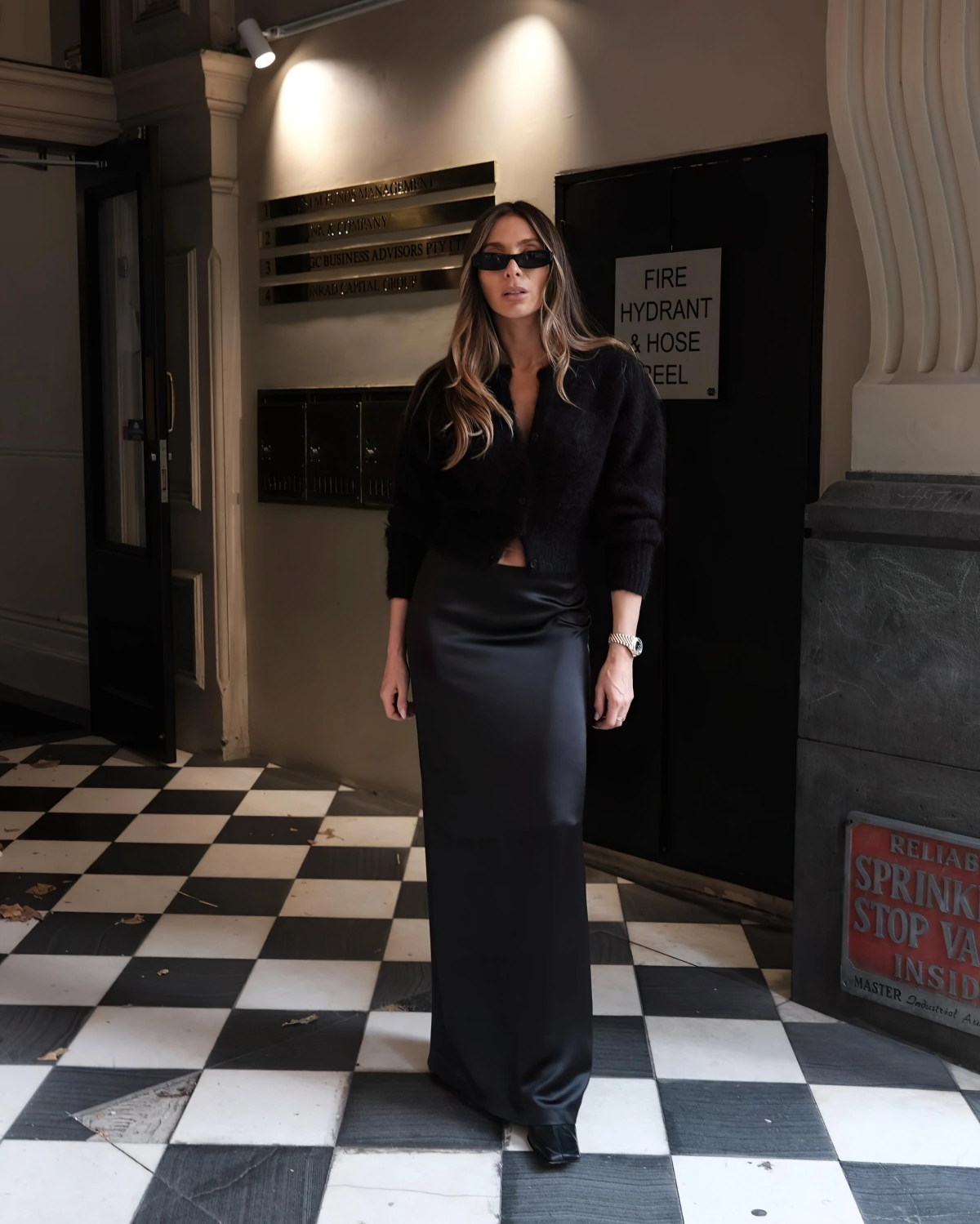 Nadčasový styl s černými zimními šaty - Foto 2. Phong cách vượt thời gian với chiếc váy dài mùa đông màu đen- Ảnh 2.