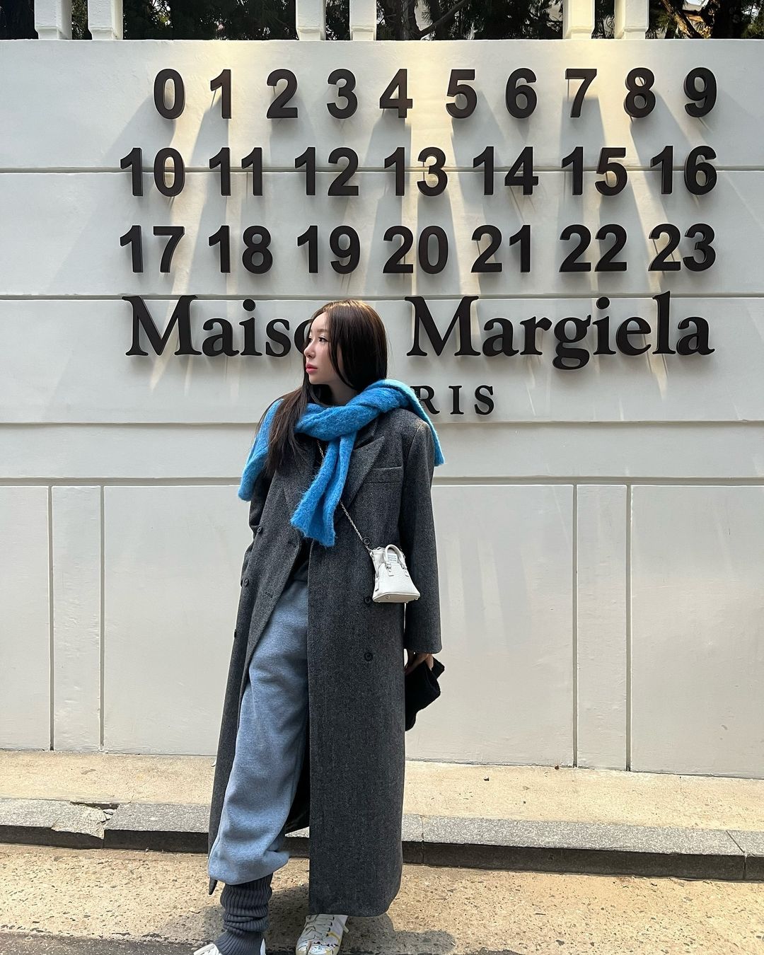 Šátky, nepostradatelný doplněk v zimě - Foto 3. Khăn quàng cổ, phụ kiện không thể thiếu khi vào đông- Ảnh 3.