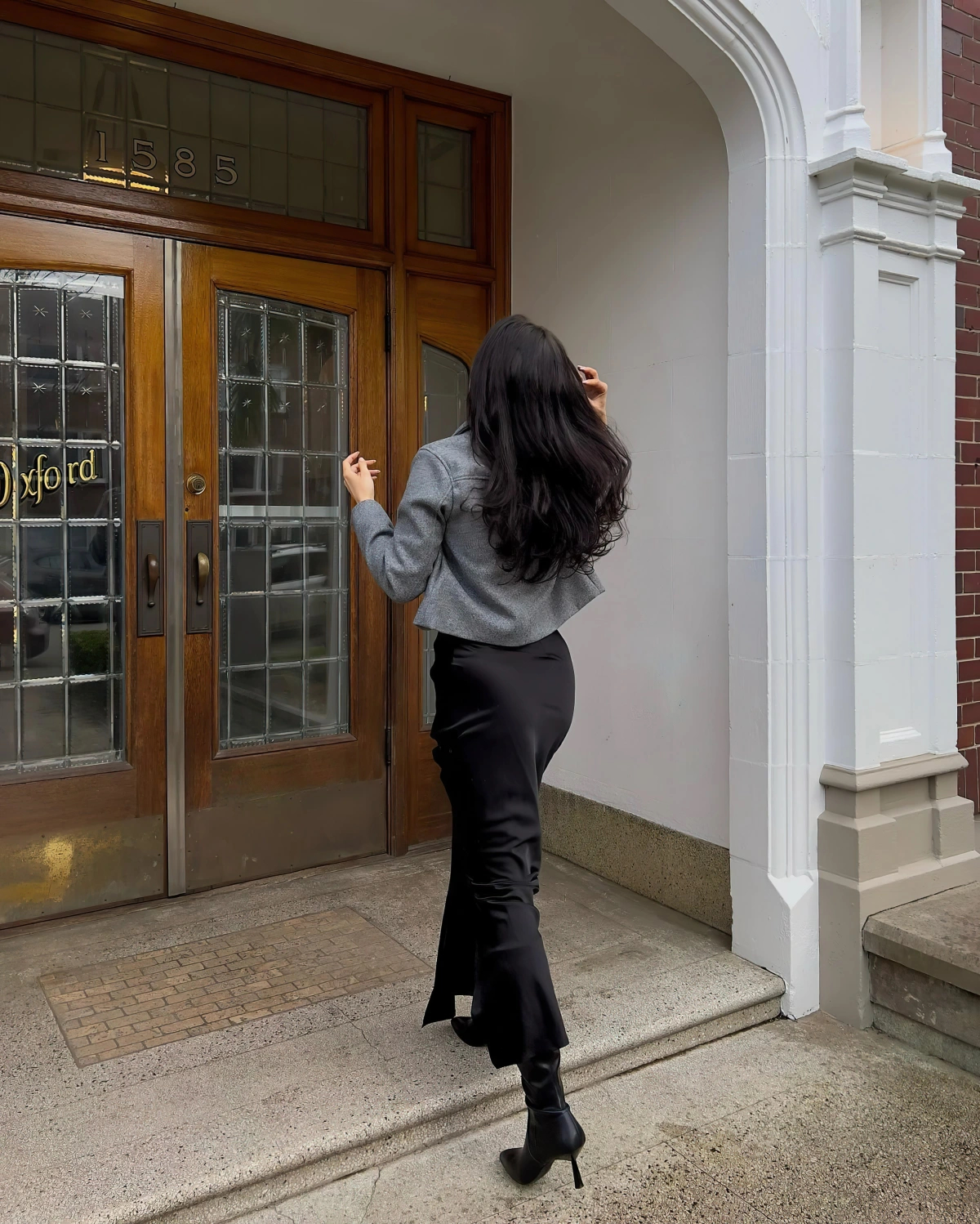 Nadčasový styl s černými zimními šaty - Foto 3. Phong cách vượt thời gian với chiếc váy dài mùa đông màu đen- Ảnh 3.