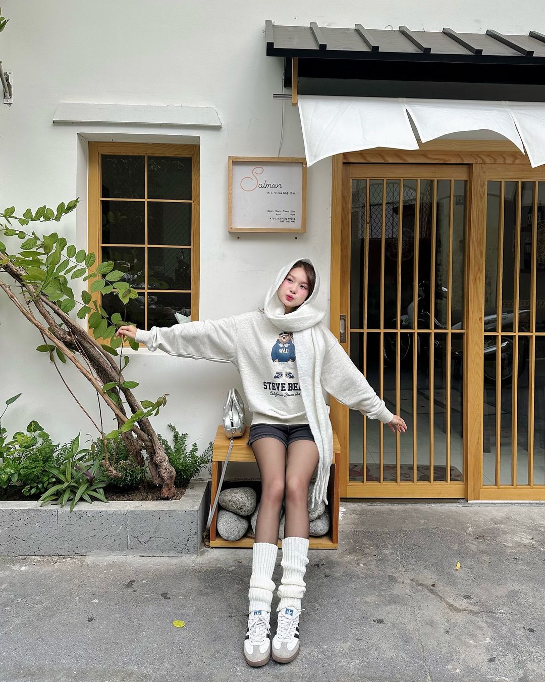 Šátky, nepostradatelný doplněk v zimě - Foto 4. Khăn quàng cổ, phụ kiện không thể thiếu khi vào đông- Ảnh 4.