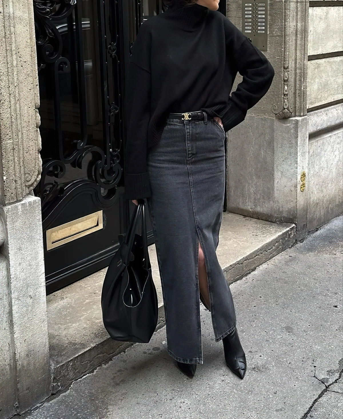 Nadčasový styl s černými zimními šaty - Foto 5. Phong cách vượt thời gian với chiếc váy dài mùa đông màu đen- Ảnh 5.