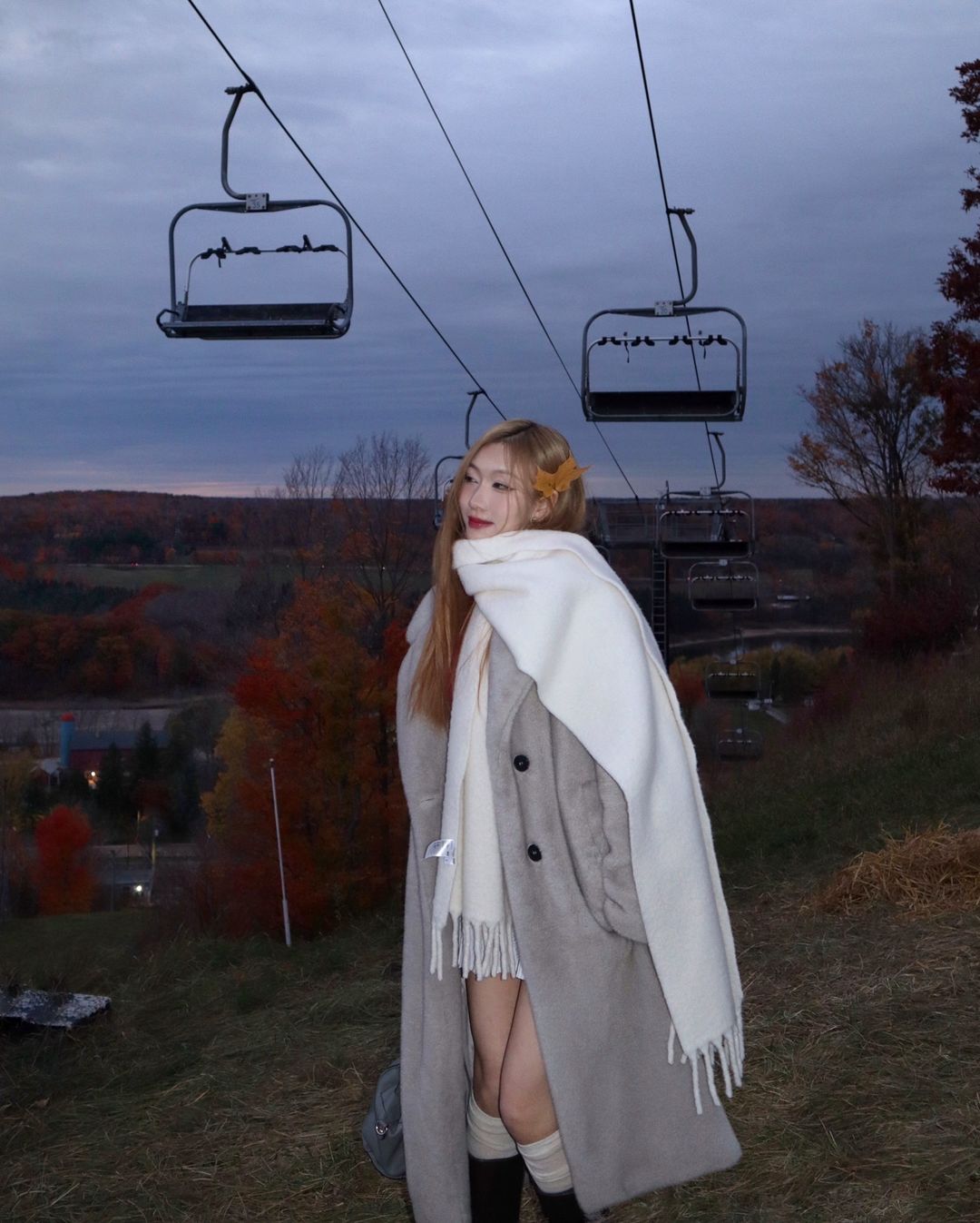 Šátky, nepostradatelný doplněk v zimě - Foto 5. Khăn quàng cổ, phụ kiện không thể thiếu khi vào đông- Ảnh 5.