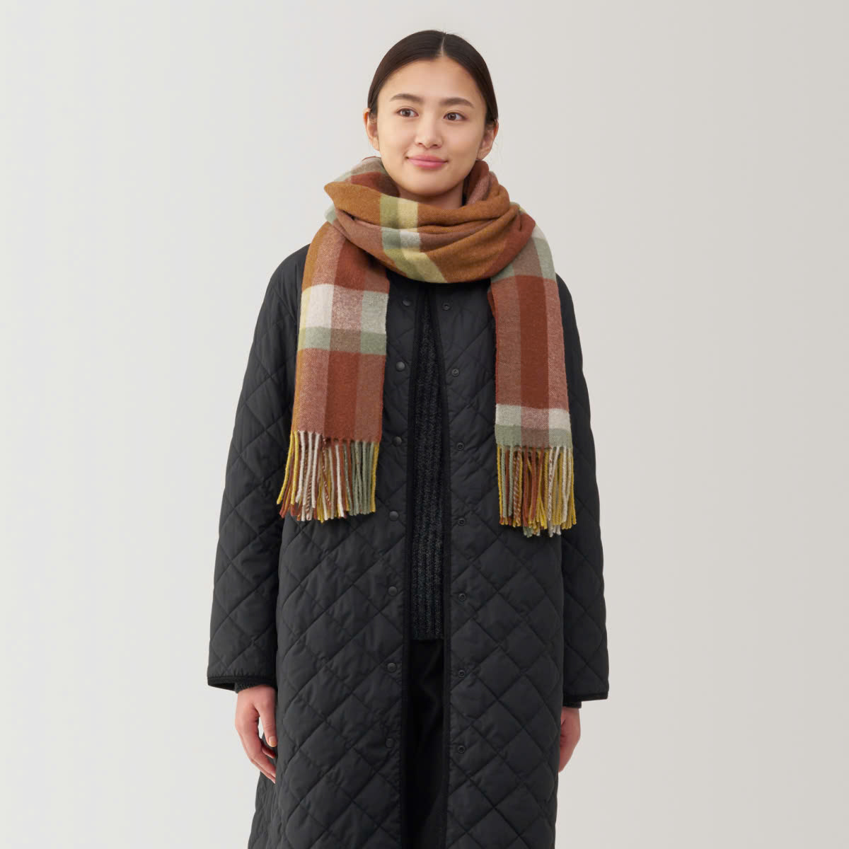 Šátky, nepostradatelný doplněk v zimě - Foto 6. Khăn quàng cổ, phụ kiện không thể thiếu khi vào đông- Ảnh 6.