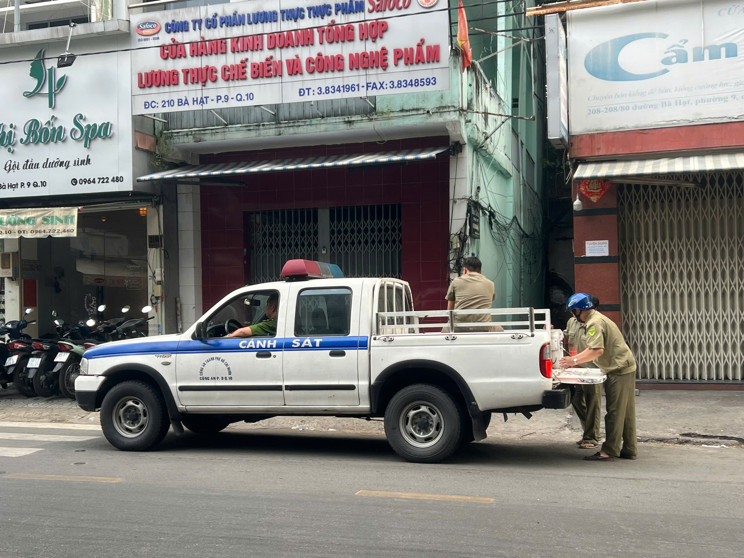 Cháy nhà trọ ở Q.10: 'Khói đen mù mịt, chị em dắt díu nhau thoát nạn'- Ảnh 2.