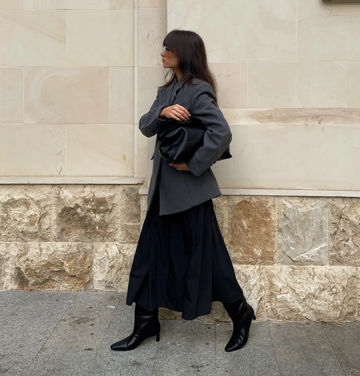 Nadčasový styl s černými zimními šaty - Foto 7. Phong cách vượt thời gian với chiếc váy dài mùa đông màu đen- Ảnh 7.