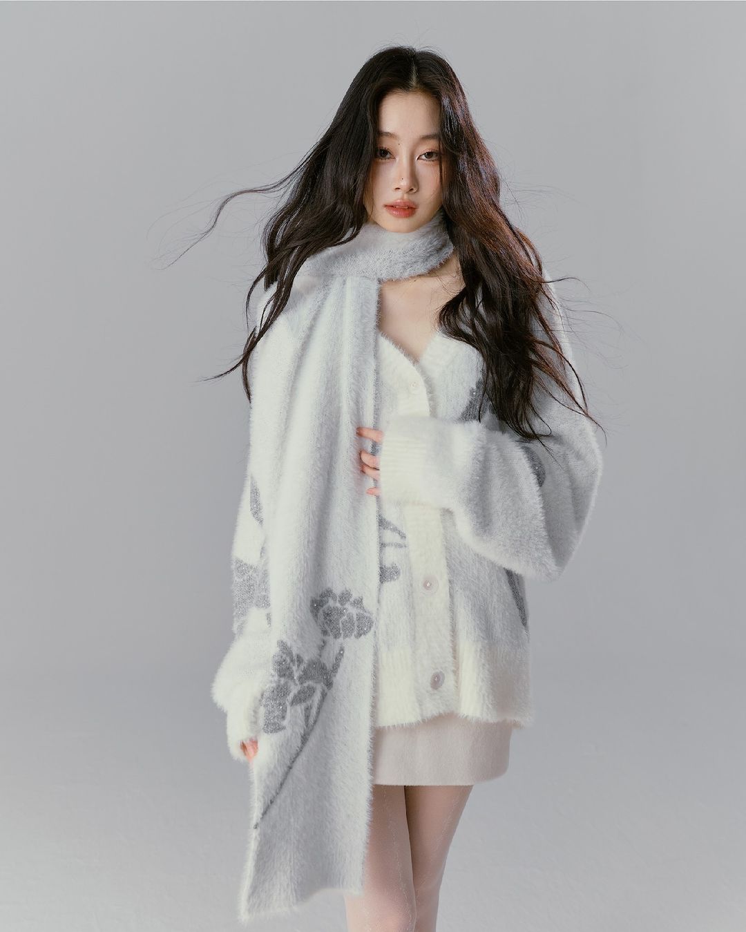 Šátky, nepostradatelný doplněk v zimě - Foto 7. Khăn quàng cổ, phụ kiện không thể thiếu khi vào đông- Ảnh 7.