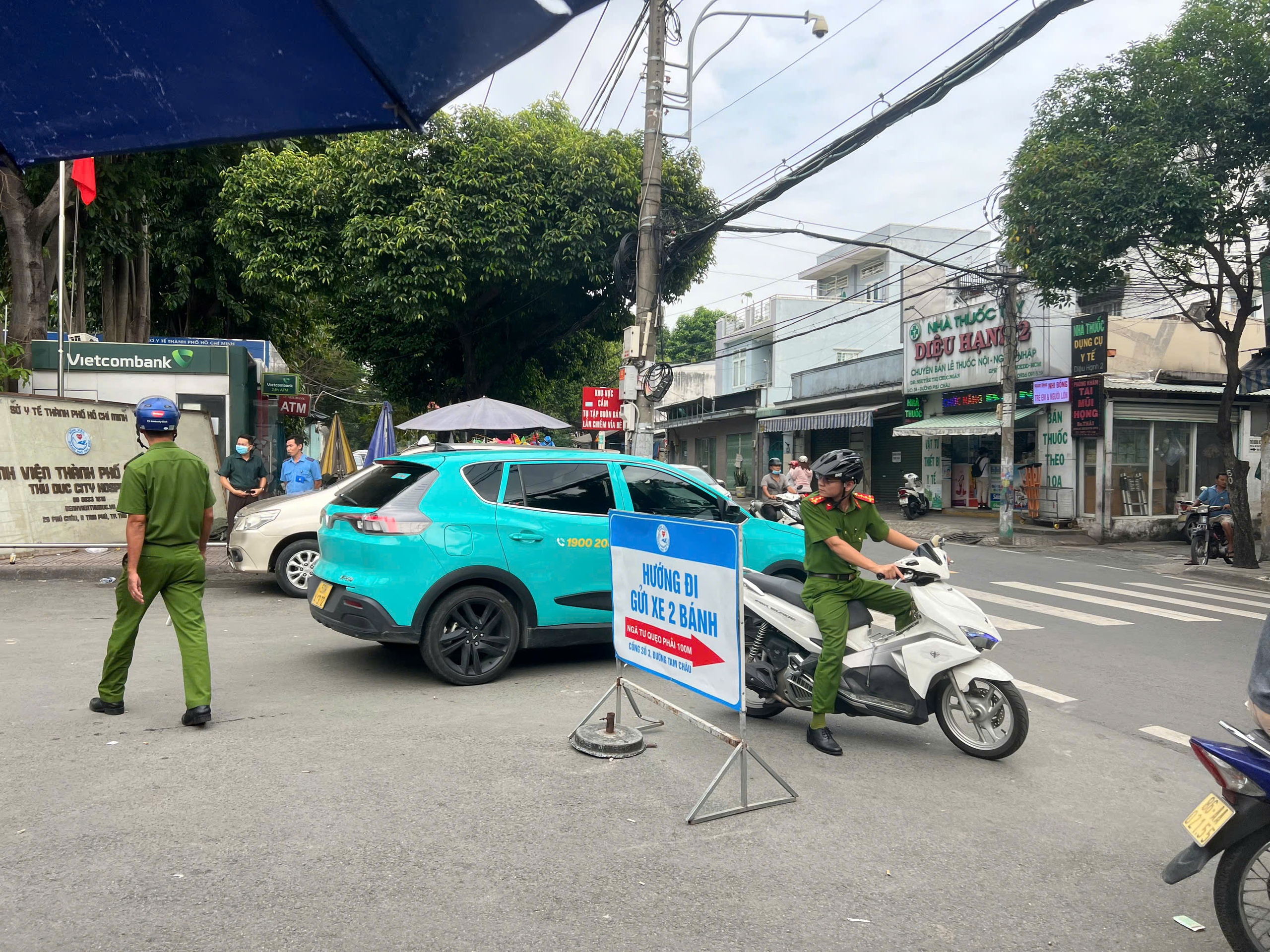 Nguyên nhân vụ cầm hung khí, hành hung tài xế trước Bệnh viện TP.Thủ Đức- Ảnh 1.