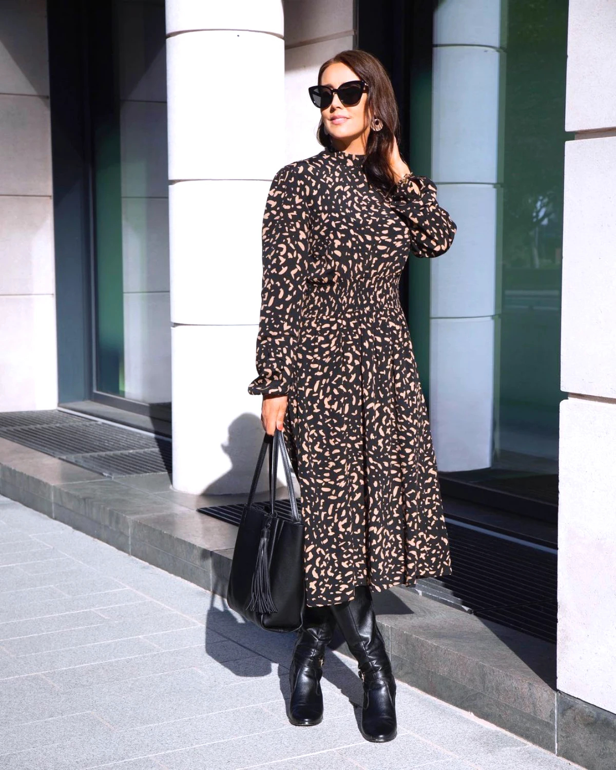 Long-sleeved dress, the 'treasure' of office ladies, suitable for all body types - Photo 2. Váy tay dài, 'bảo bối' của nữ văn phòng thích ứng với mọi dáng người- Ảnh 2.