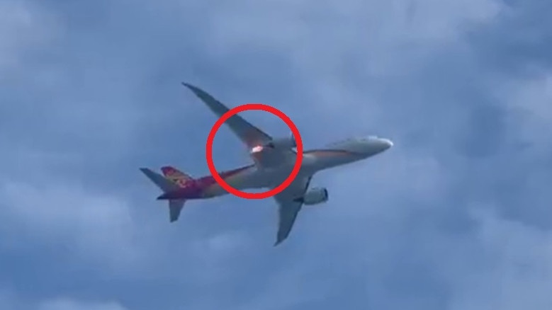 Khoảnh khắc máy bay Boeing bốc cháy trên không trung- Ảnh 1. Khoảnh khắc máy bay Boeing bốc cháy trên không trung- Ảnh 1.