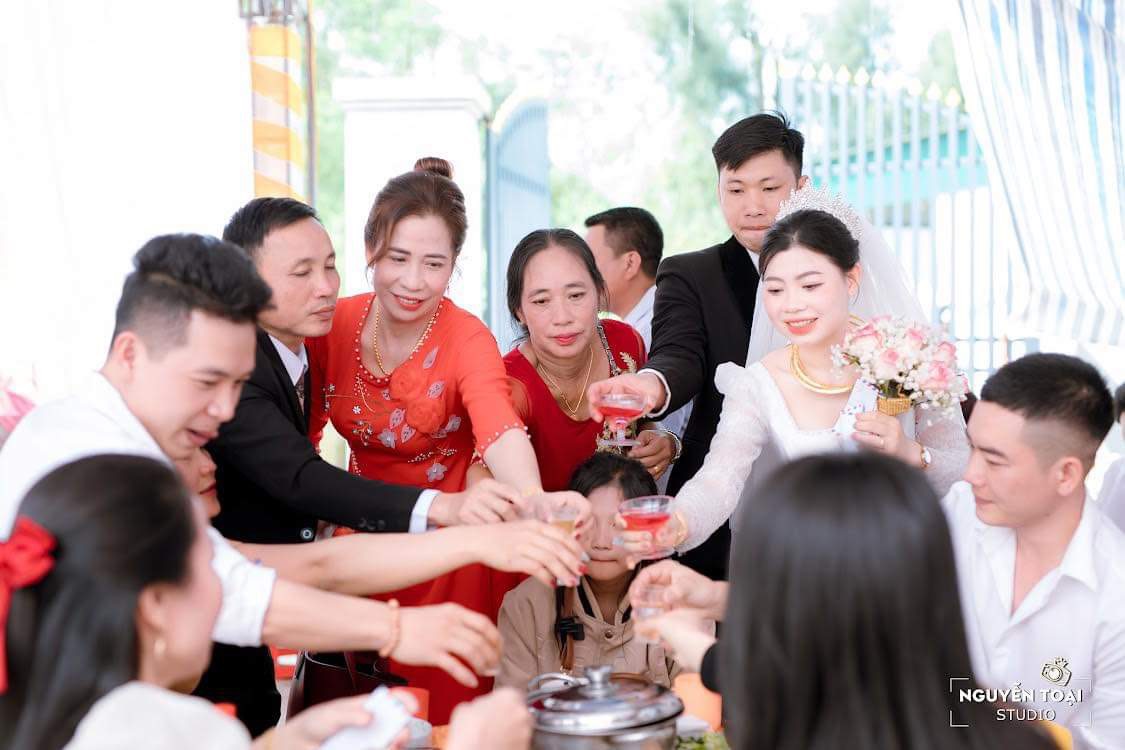 Cưới hỏi thời nay 2024: Bia rượu tràn trề, hát hò thoải mái còn được ưa chuộng?- Ảnh 1.