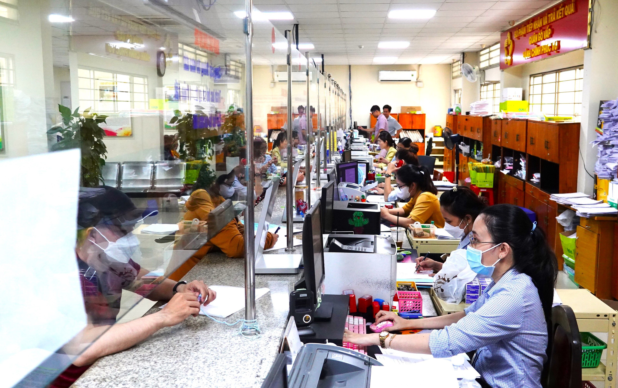 TP.HCM sẽ hỗ trợ th&ecirc;m cho c&ocirc;ng chức nghỉ việc do d&ocirc;i dư