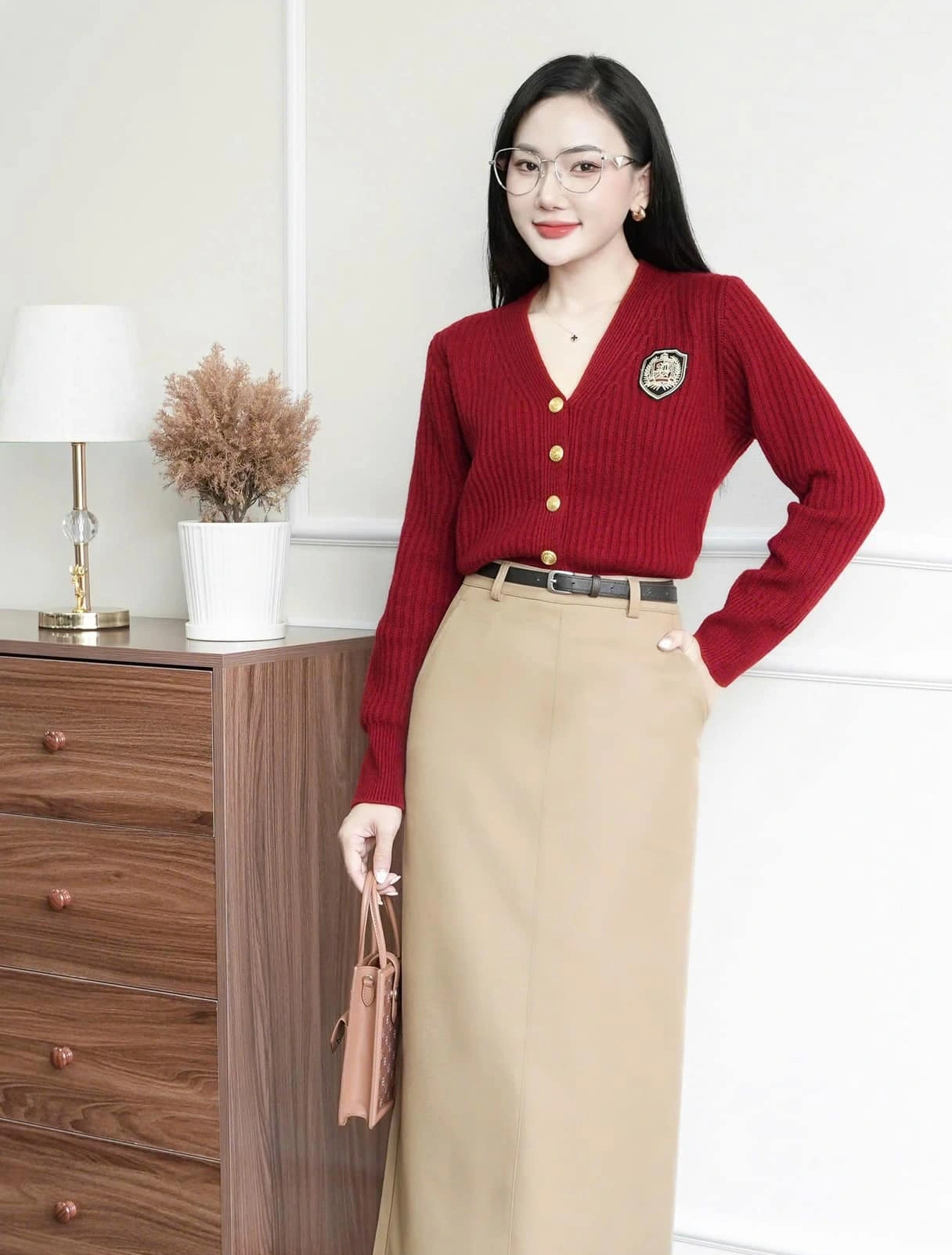 Wanita kantoran tampil segar dengan tips memadupadankan pakaian berwarna hangat - Foto 7. Chị em công sở trẻ hóa với mẹo phối đồ gam màu ấm- Ảnh 7.